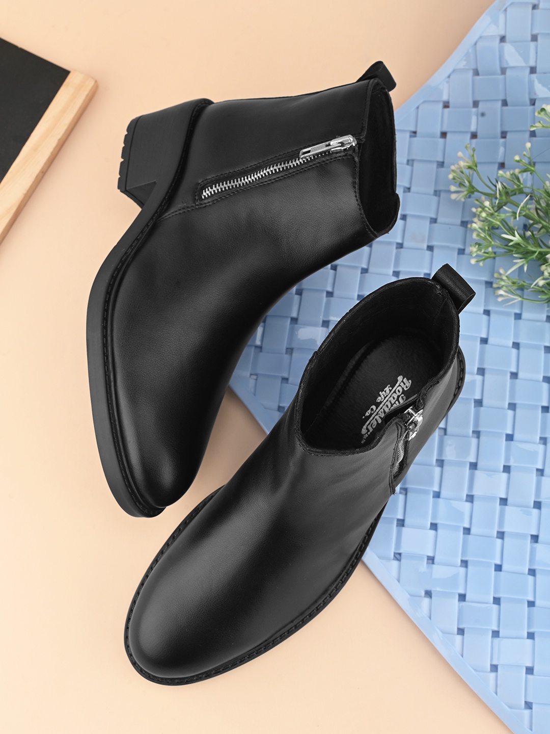 

The Roadster Lifestyle Co Women Chelsea Boots, Black