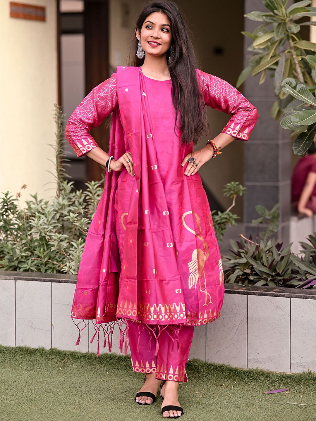 

VredeVogel Ethnic Motifs Printed Regular Cotton Silk Kurta With Trousers & Dupatta, Pink