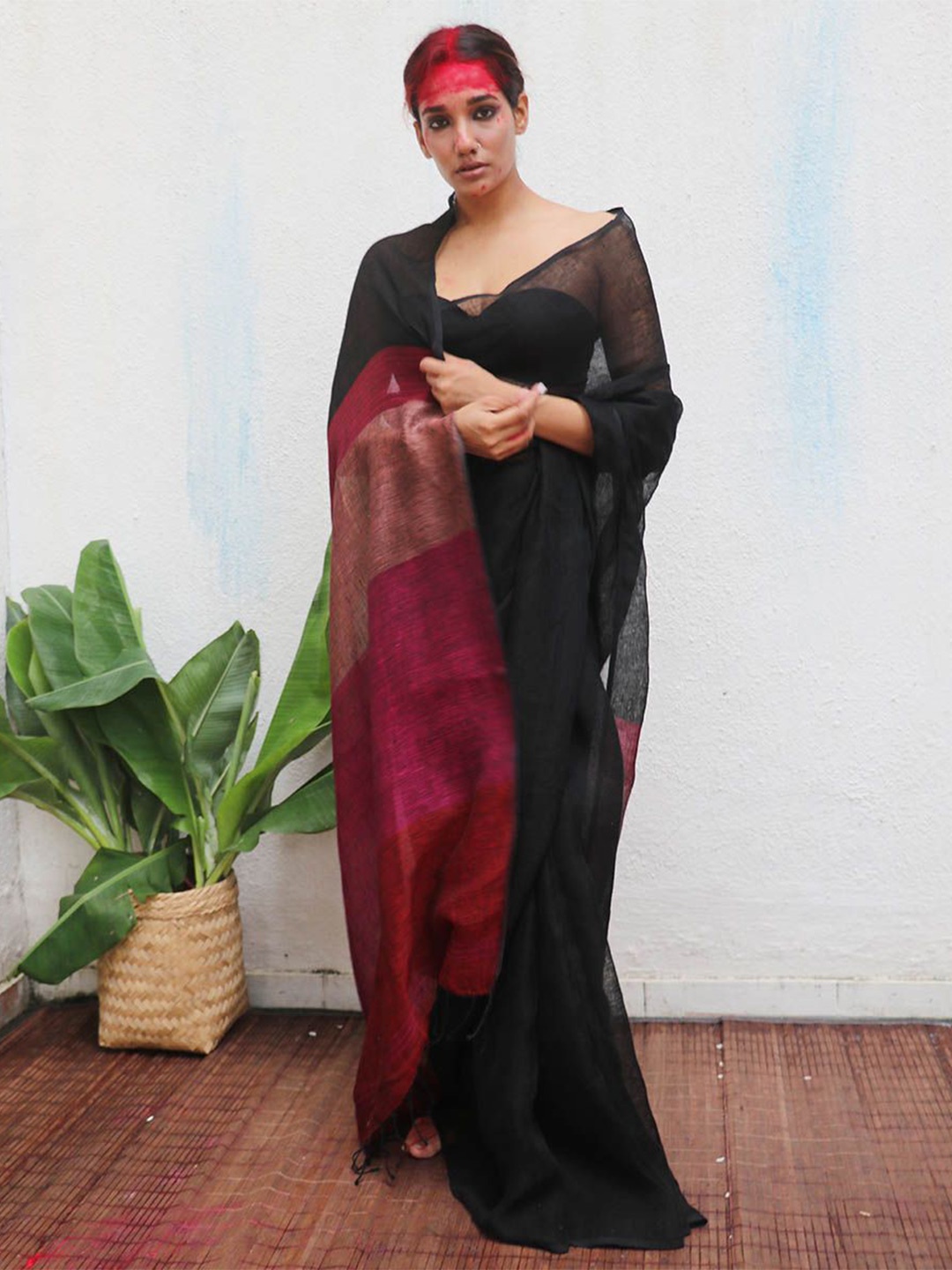 

Chidiyaa Colourblocked Pure Linen Maheshwari Saree, Black