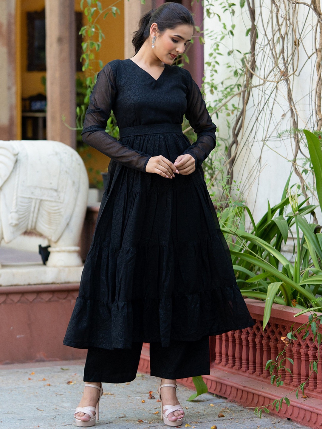 

ASPORA Paisley Woven Design V-Neck Tiered Georgette Anarkali Kurta with Palazzo and Belt, Black