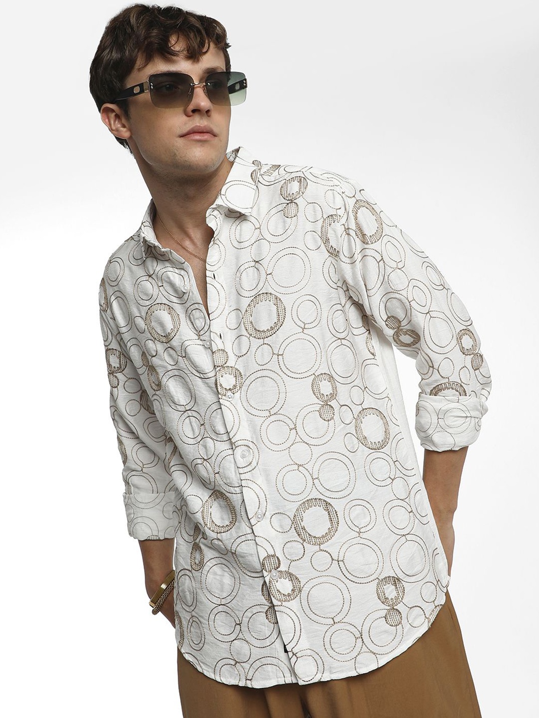 

Campus Sutra Men Comfort Spread Collar Geometric Printed Casual Shirt, Beige