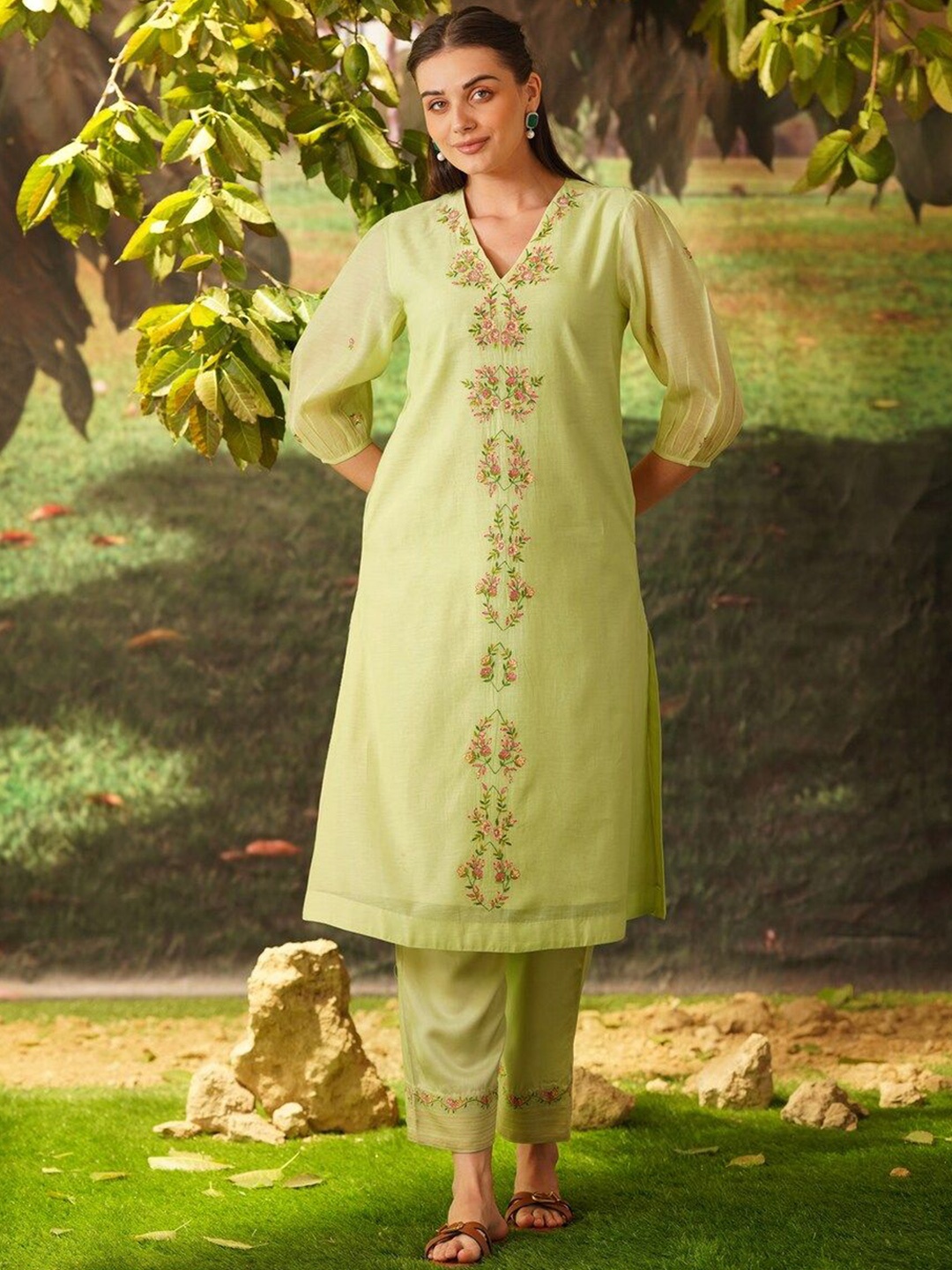 

JAYPORE Floral Embroidered V Neck Straight Kurta Set, Green