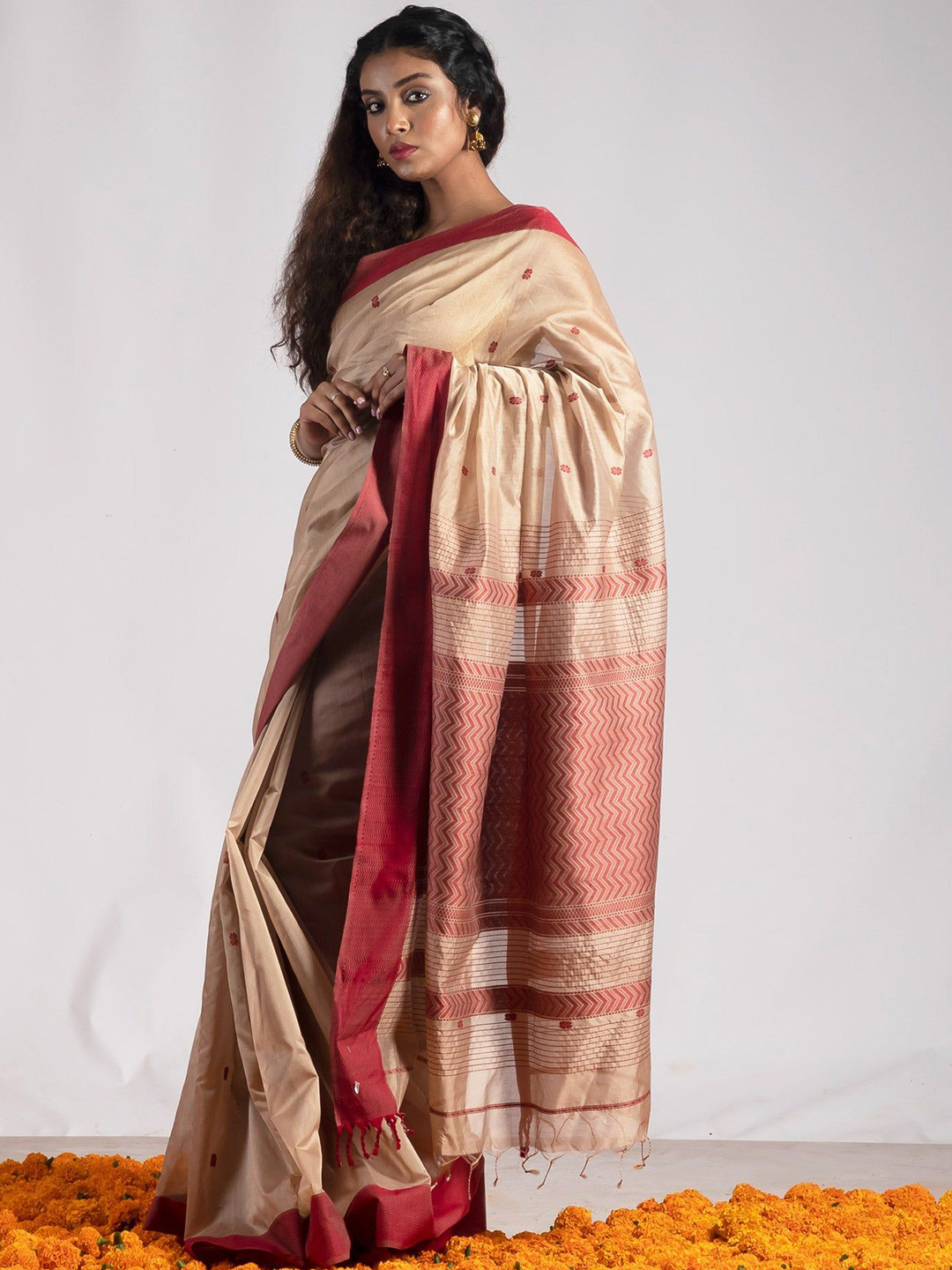 

Unnati Silks Woven Design Zari Handloom Maheshwari Saree, Beige