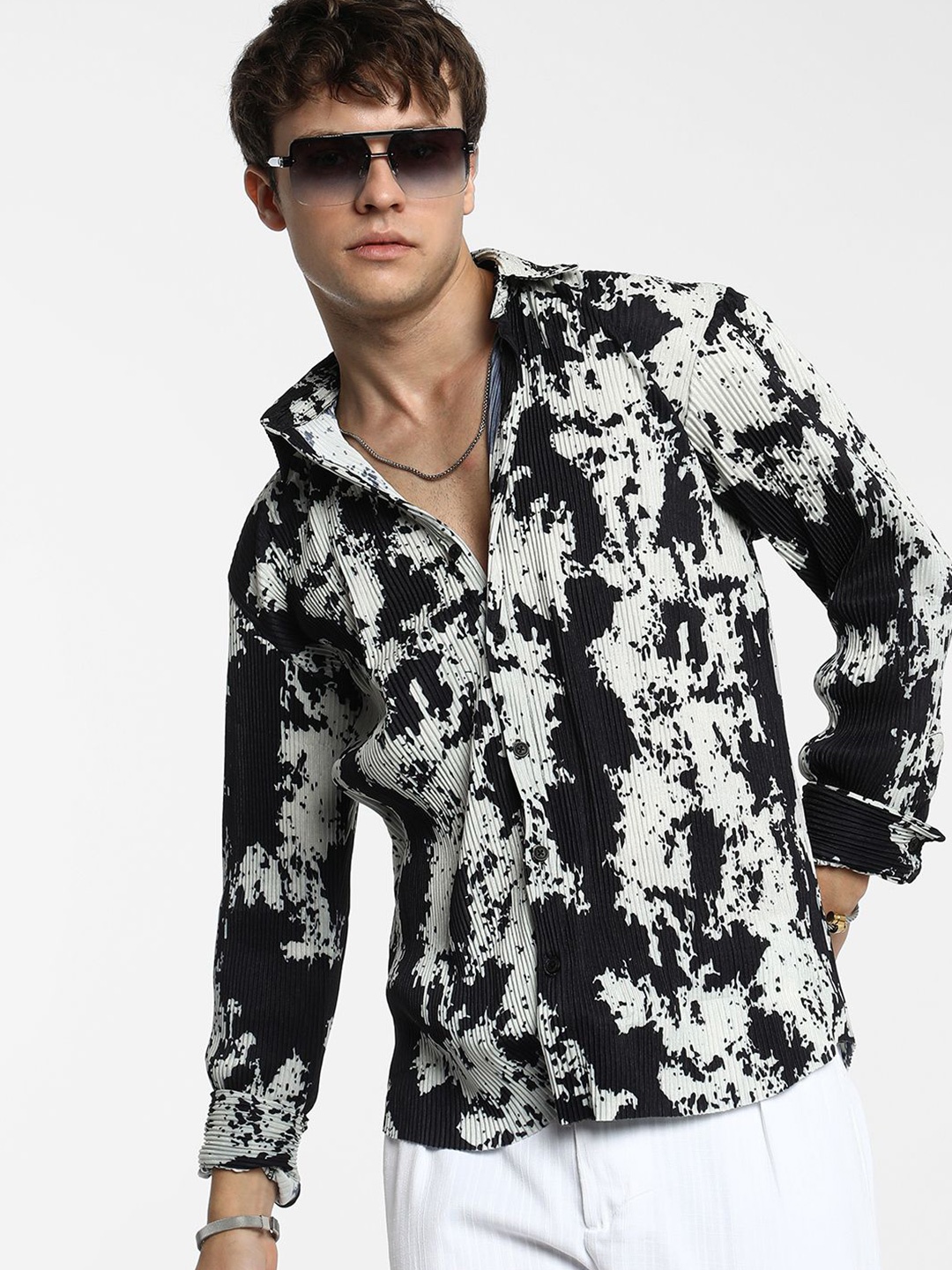 

Campus Sutra Men Comfort Spread Collar Abstract Printed Casual Shirt, Black