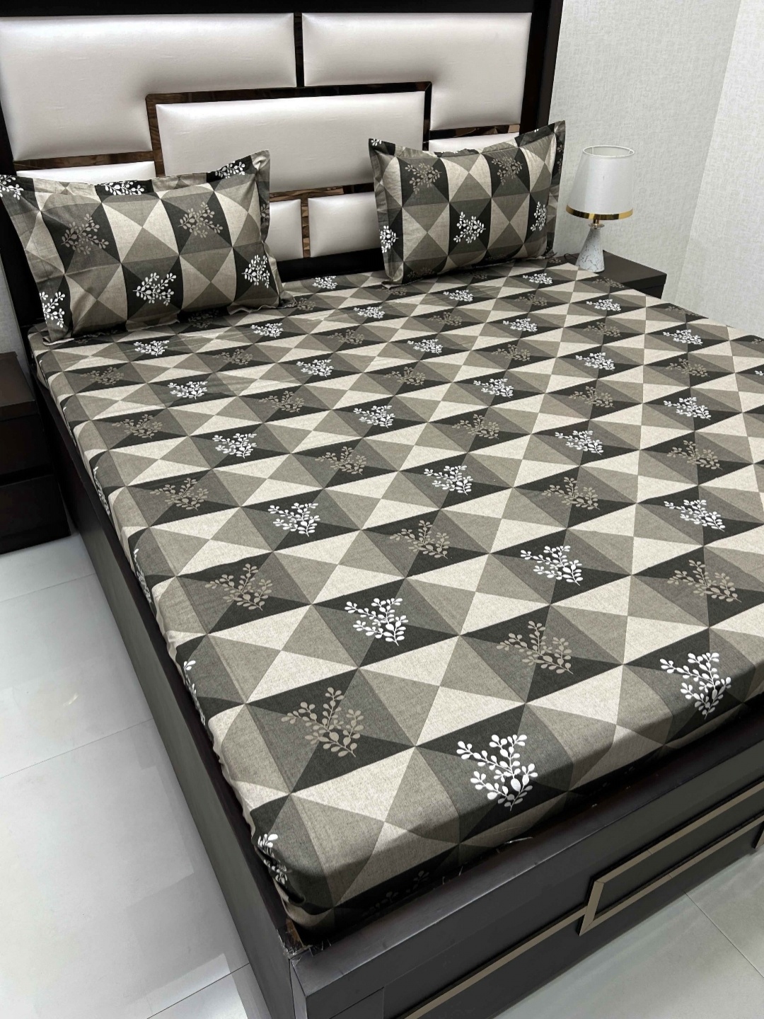 

Pure Decor Velar Sib Brown & Grey Printed Cotton 330 TC King Bedsheet With 2 Pillow Covers