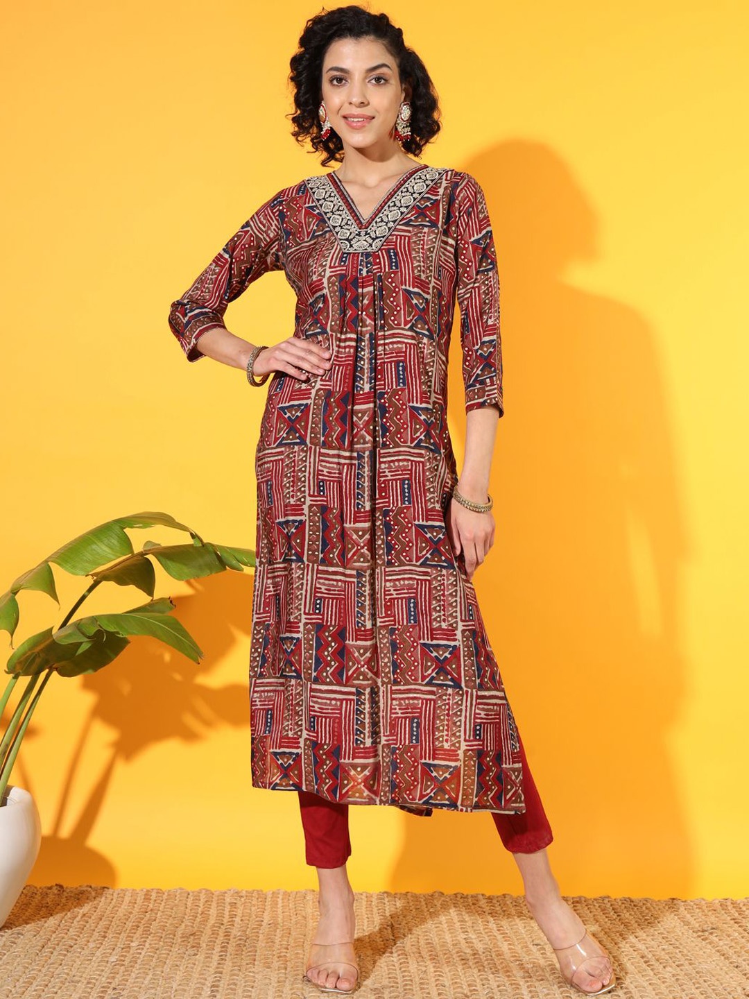 

VESH Abstract Printed V Neck Straight Kurta, Maroon