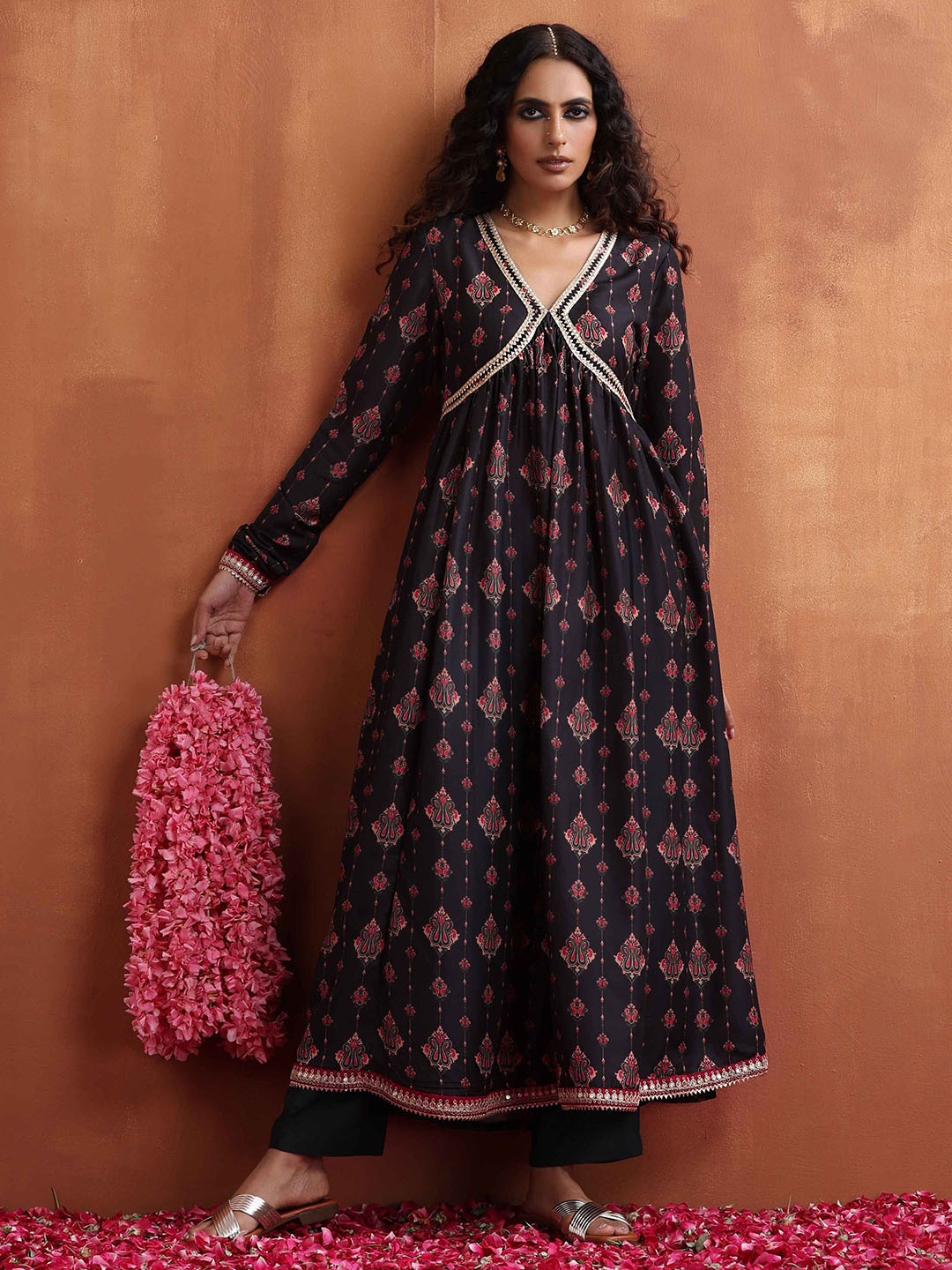 

trueBrowns Paisley Printed Empire Gotta Patti Kurta with Trousers, Black
