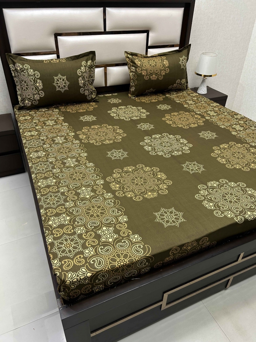 

Pure Decor Green & White Printed 260 TC Pure Cotton King Bedsheet with 2 Pillow Covers