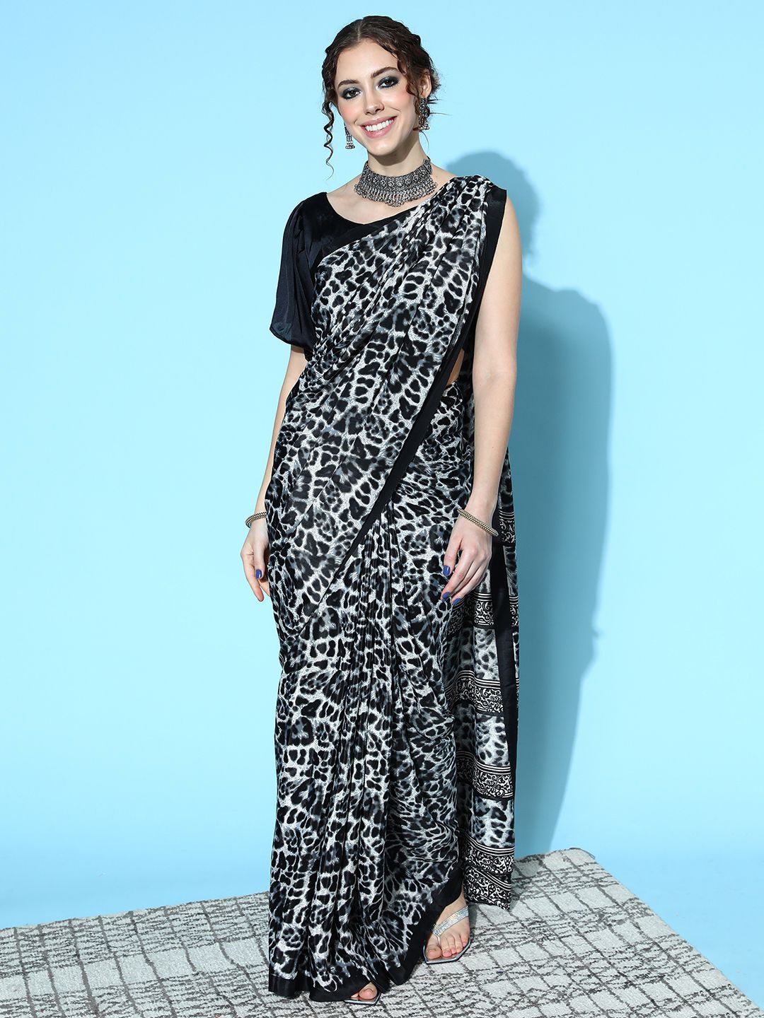 

KALINI Abstract Printed Saree with Blouse Piece, Black