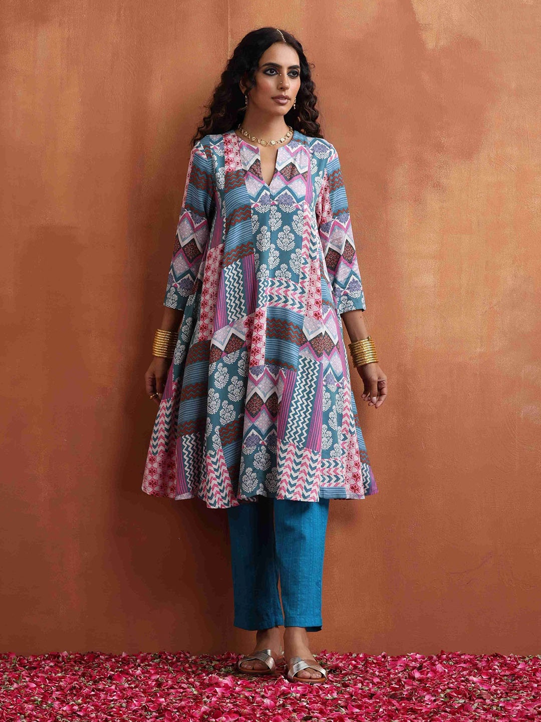 

trueBrowns Floral Printed Gota Patti V-Neck Tunic With Trousers, Blue