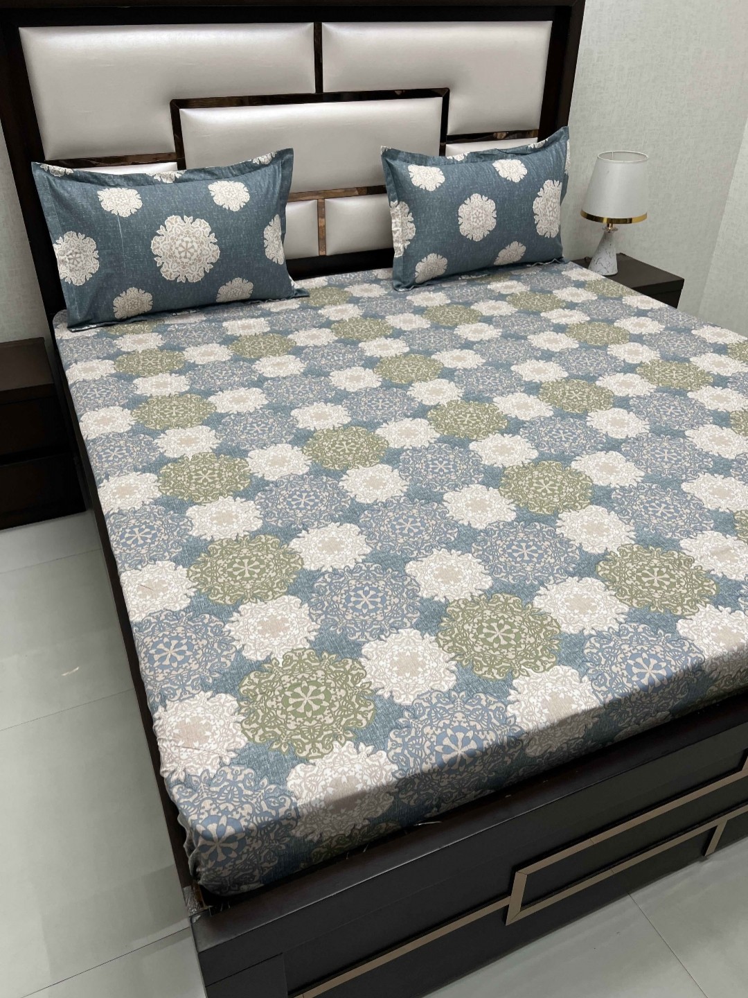 

Pure Decor Lifestyle Grey Printed Pure Cotton 300 TC King Bedsheet With 2 Pillow Covers