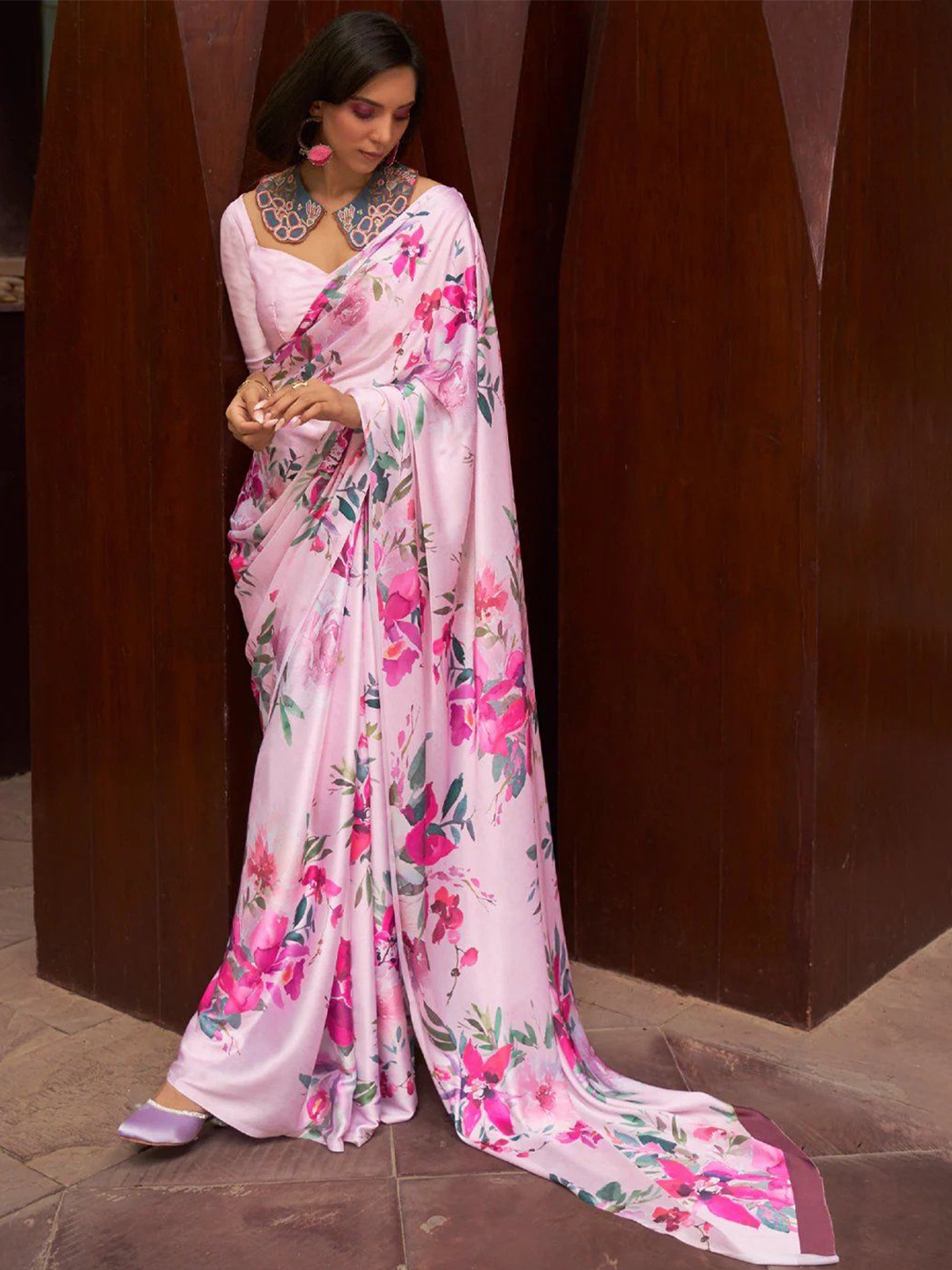 

DIVASTRI Floral Printed Satin Saree with Blouse Piece, Pink
