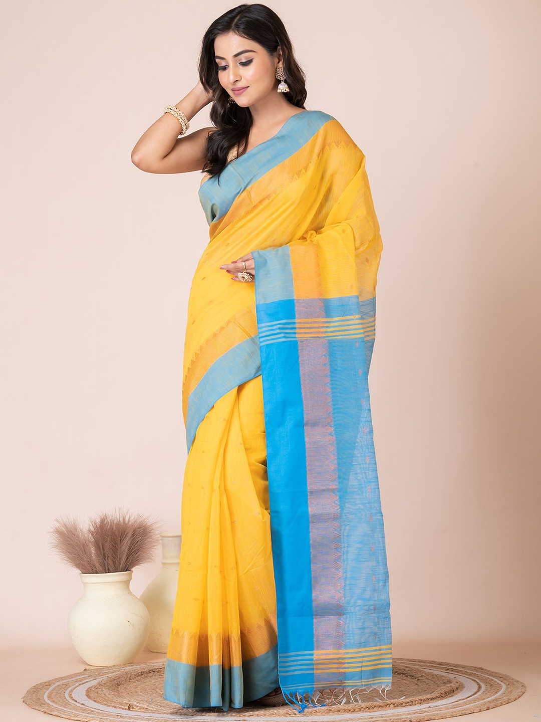 

HOUSE OF ARLI Solid Woven Design Saree, Yellow