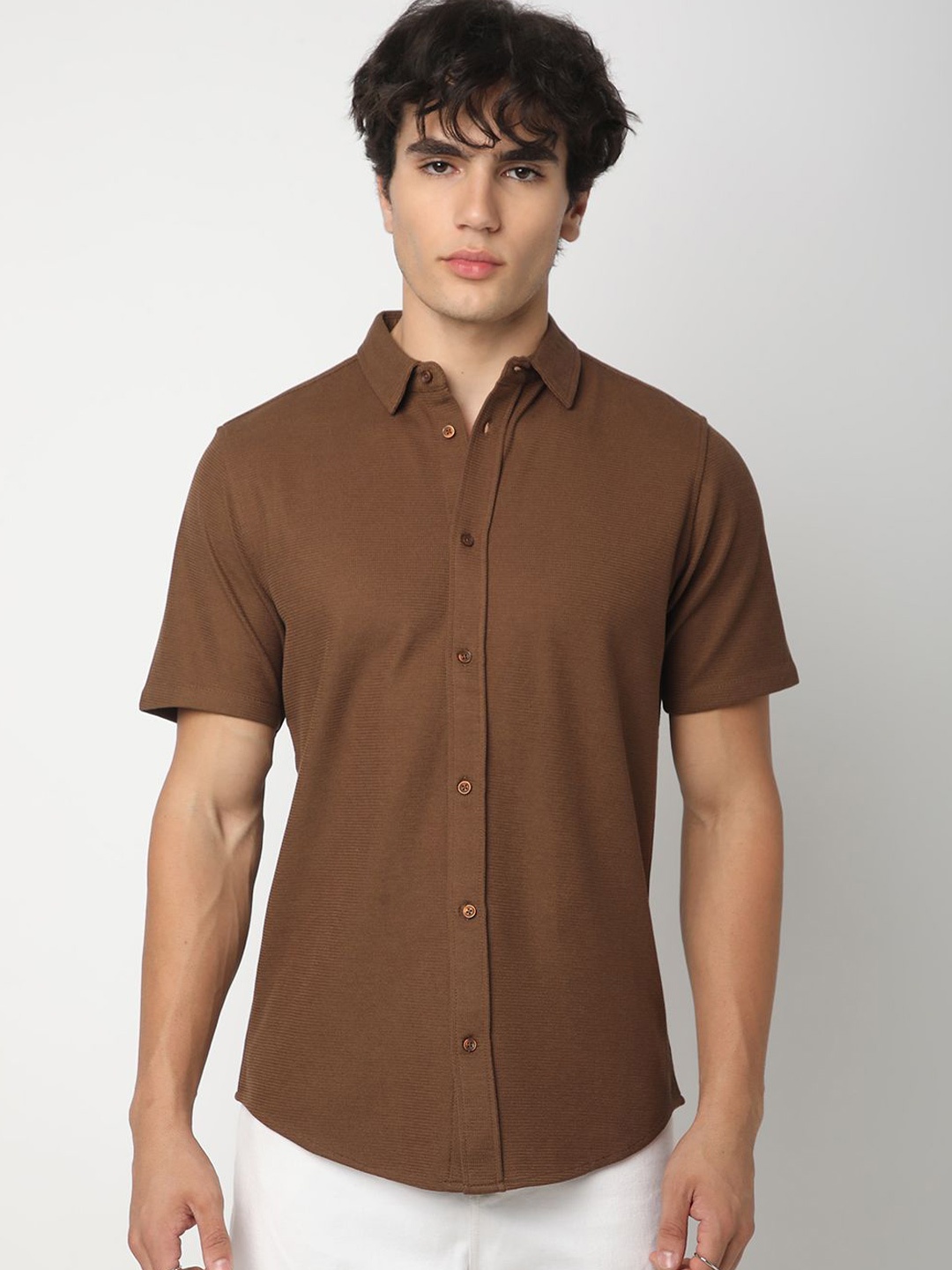

R&B Men Cutaway Collar Solid Cotton Casual Shirt, Brown