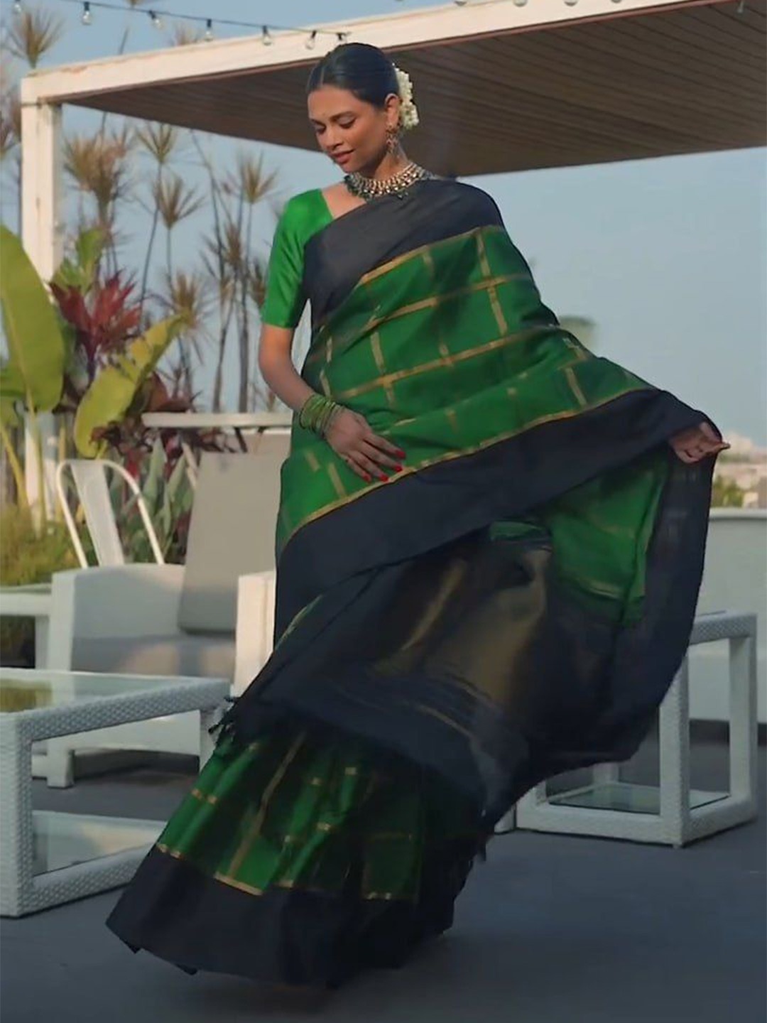 

revika Woven Design Zari Pure Silk Kanjeevaram Saree, Green
