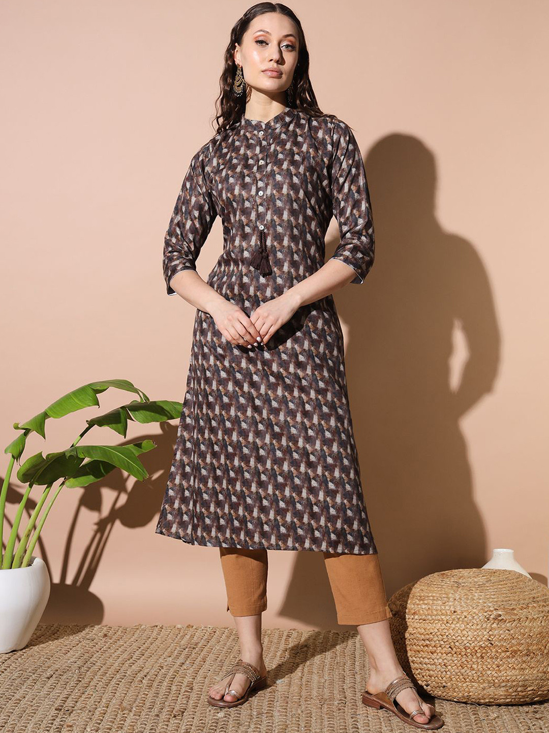 

VESH Abstract Printed Mandarin Collar Neck Three-Quarter Sleeves Straight Kurta, Brown