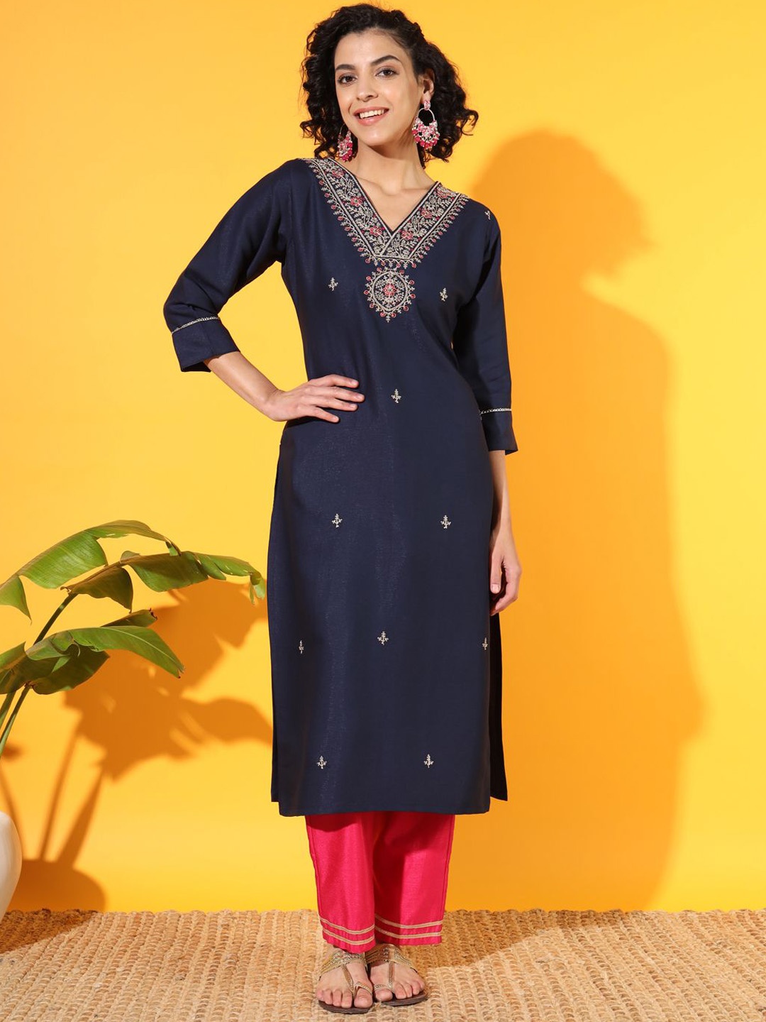 

VESH Floral Embroidered V-Neck Thread Work Straight Kurta, Blue