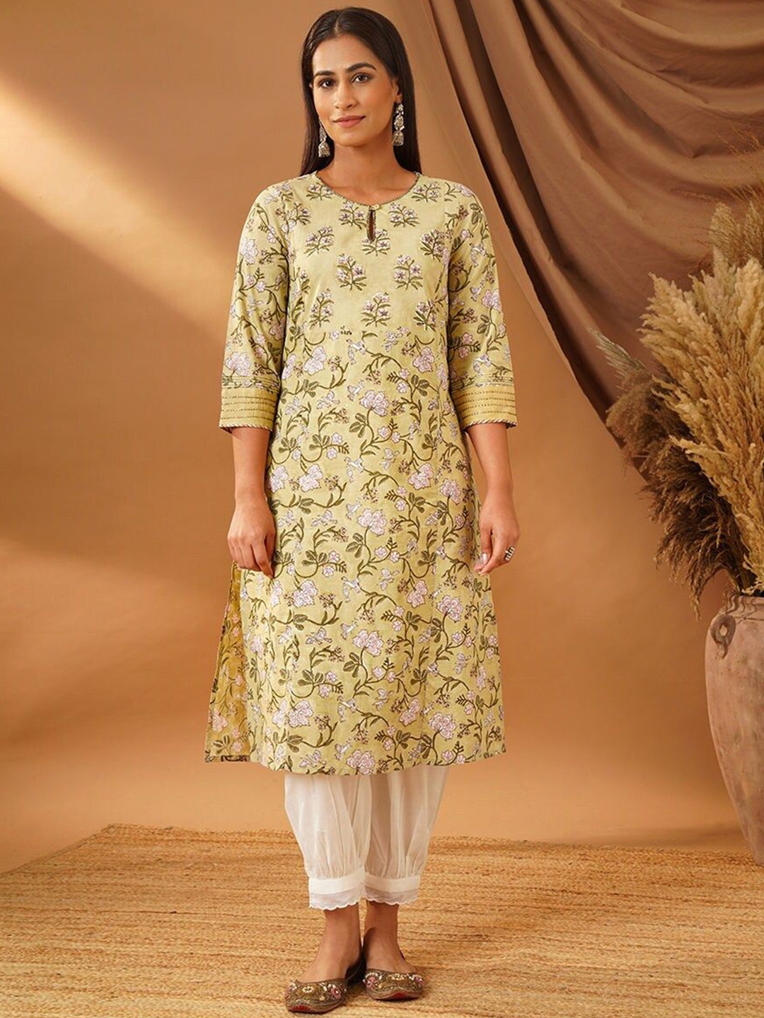 

JAYPORE Floral Printed Keyhole Neck Straight Kurta, Lime green