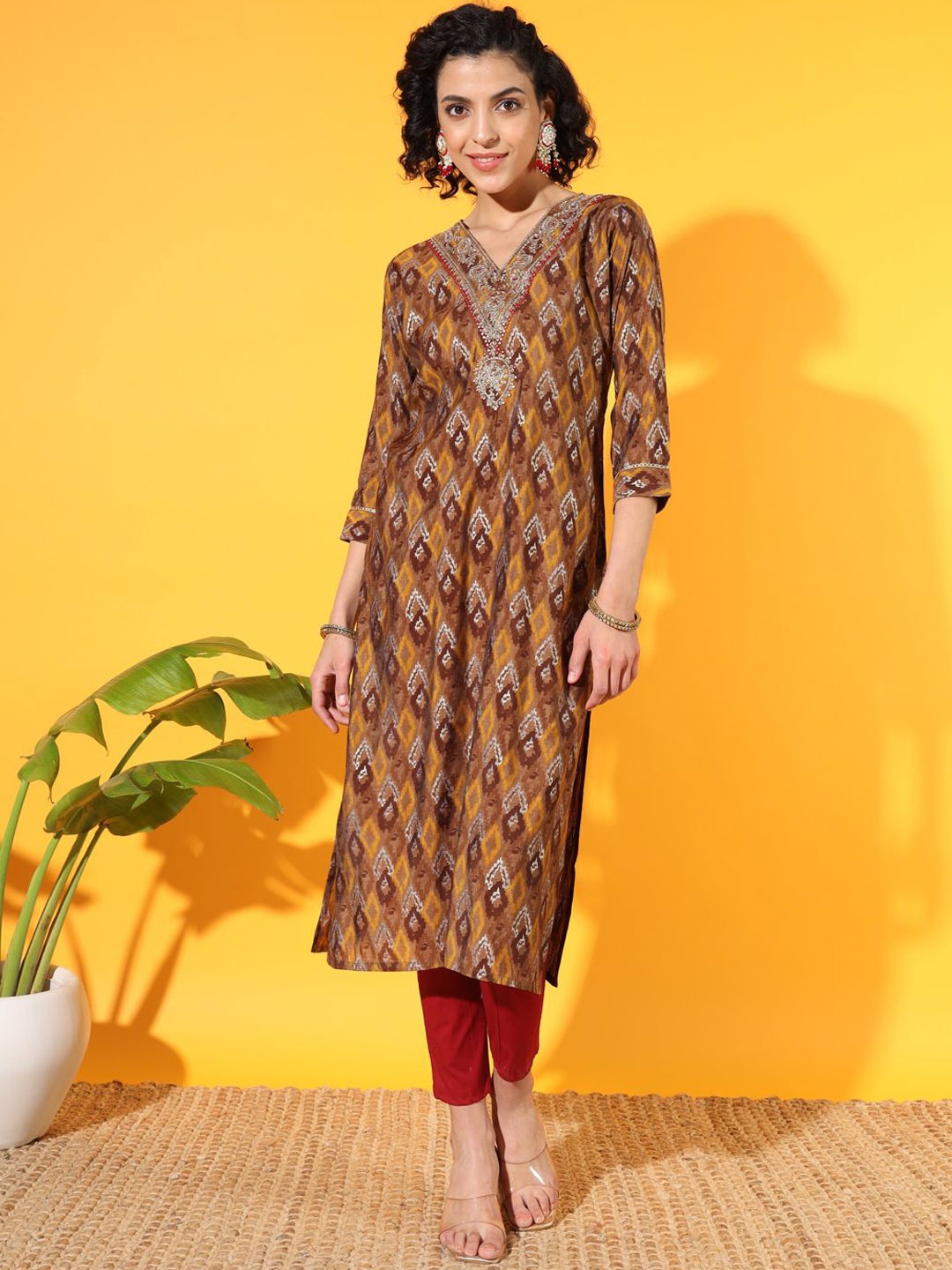 

VESH Geometric Printed V-Neck Sequinned Straight Kurta, Yellow
