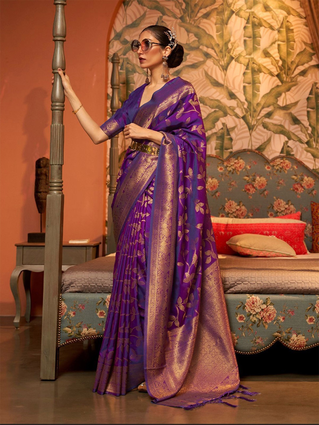 

ODETTE Ethnic Motifs Woven Design Zari Saree, Purple