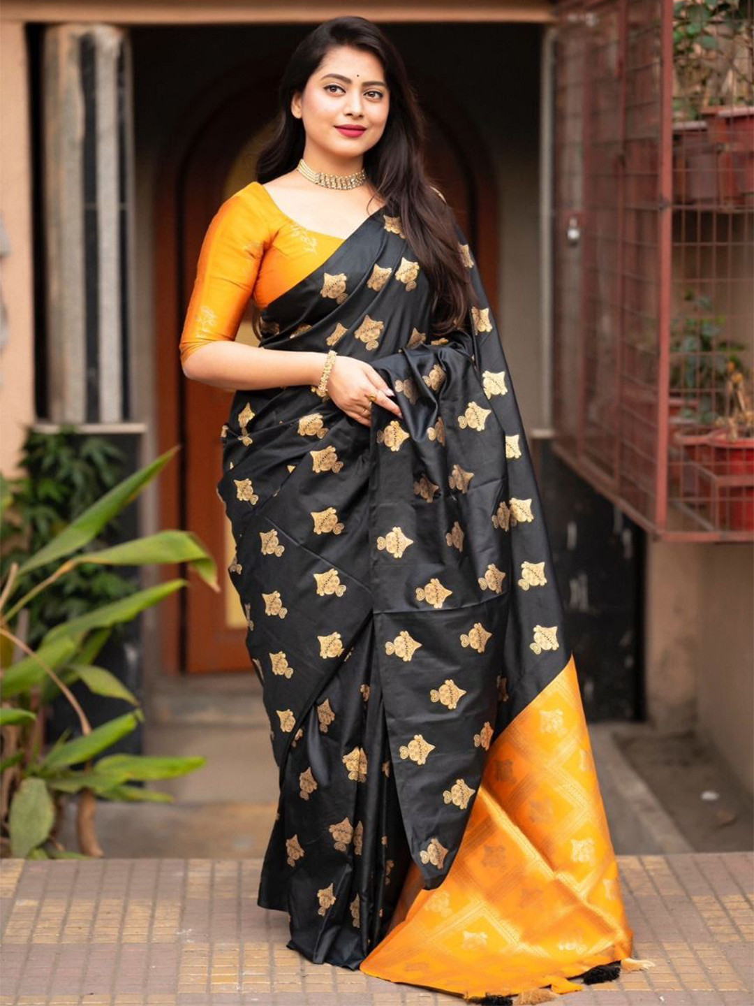 

revika Woven Design Zari Pure Silk Kanjeevaram Saree, Black