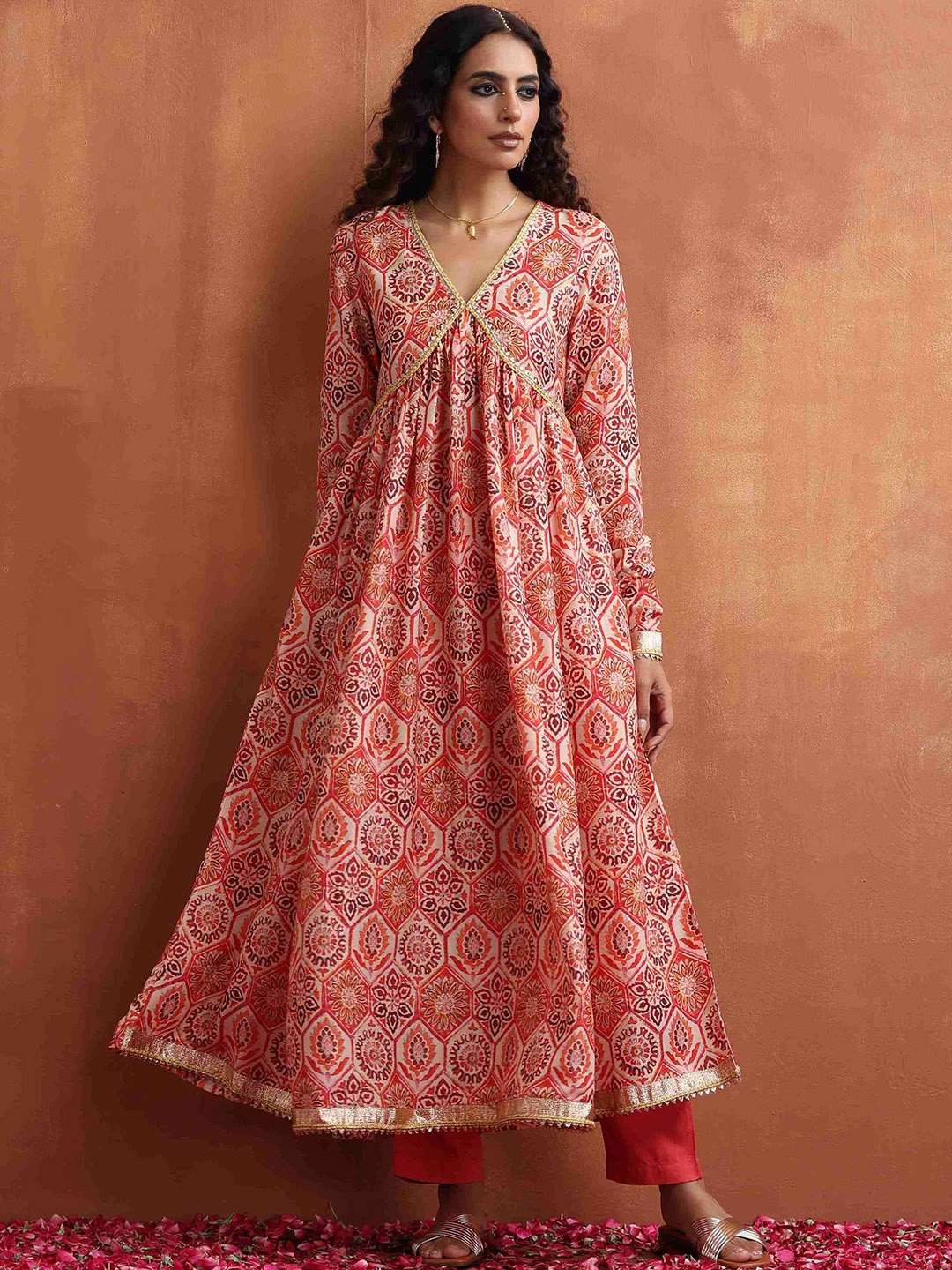 

trueBrowns Ethnic Motifs Printed Gotta Patti Empire Anarkali Kurta with Trousers, Beige