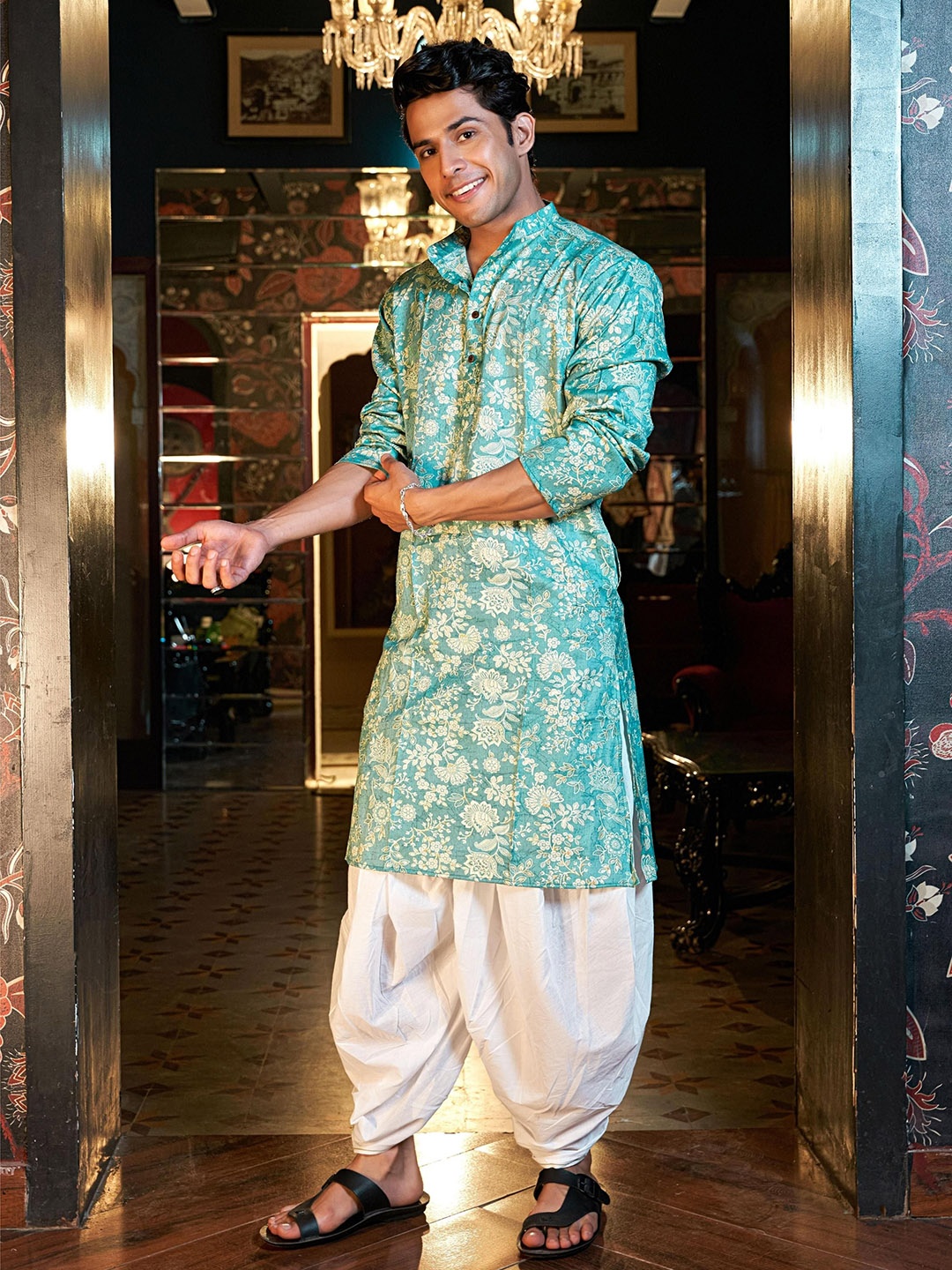 

Shasak Ethnic Motifs Printed Mandarin Collar Straight Kurta, Blue