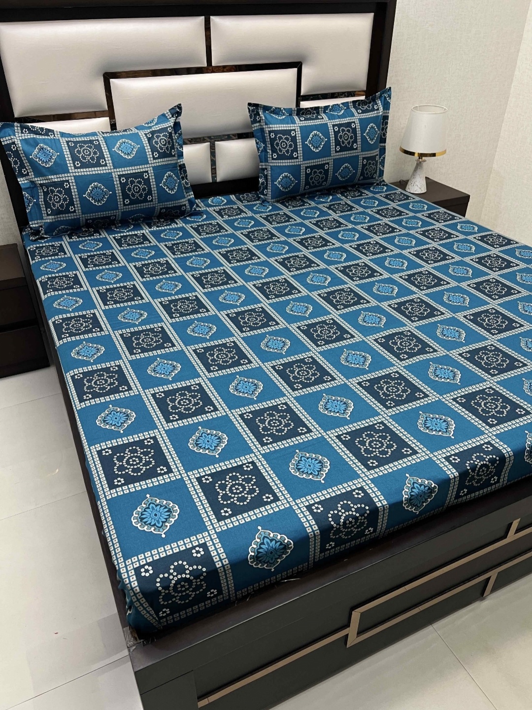 

Pure Decor Blue & White Pinted 260 TC Pure Cotton Super King Bedsheet & 2 Pillow Covers