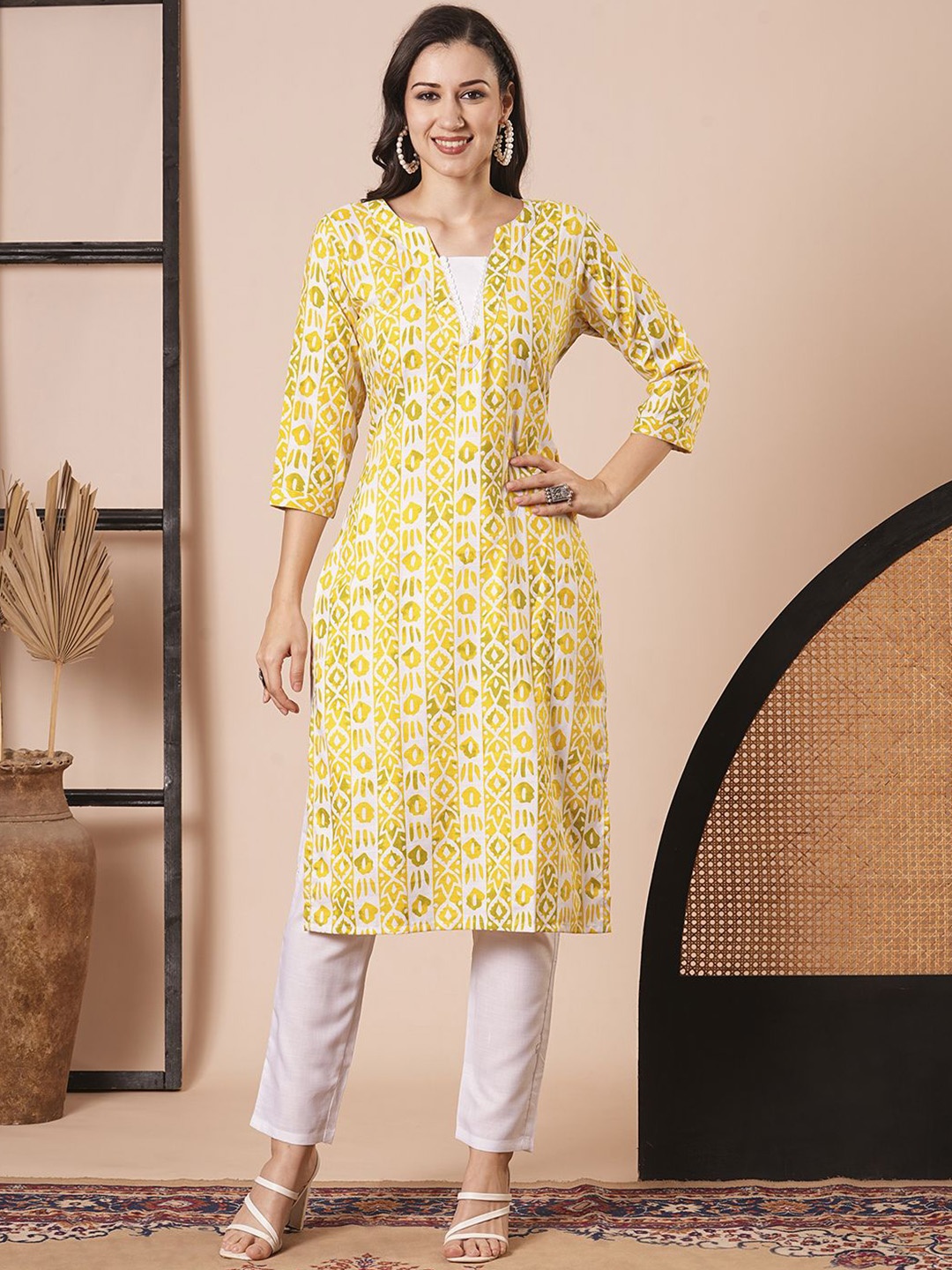 

KAYOMMI Women Ethnic Motifs Printed Regular Kurta with Pyjamas, Yellow