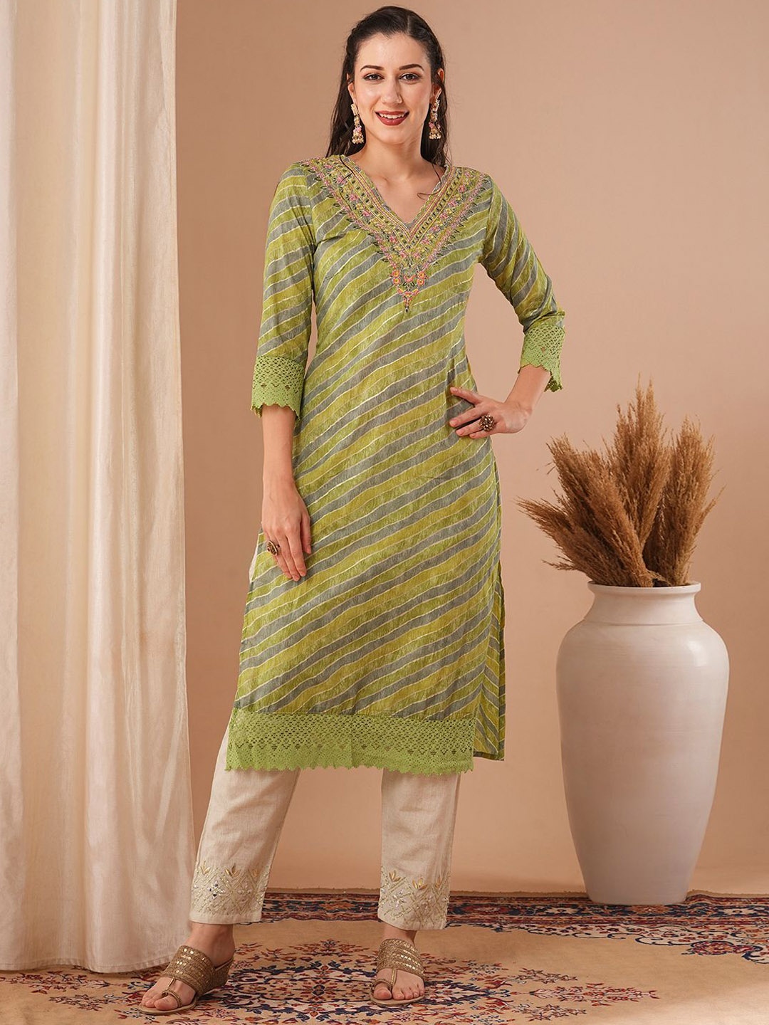 

FASHOR Leheriya Printed Sequinned Straight Kurta, Green