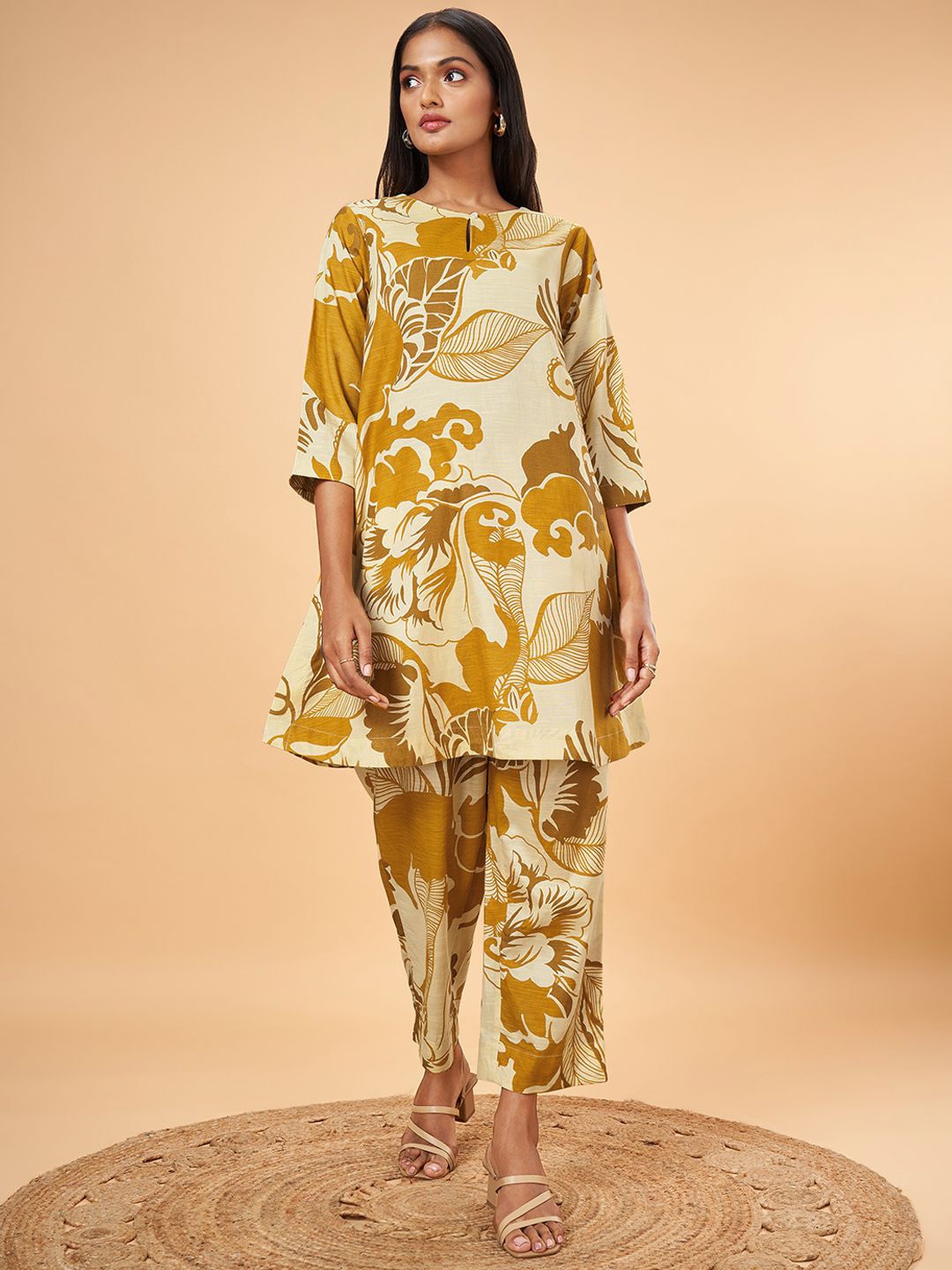

Marigold Lane Women Floral Printed Regular Kurti with Trousers, Yellow