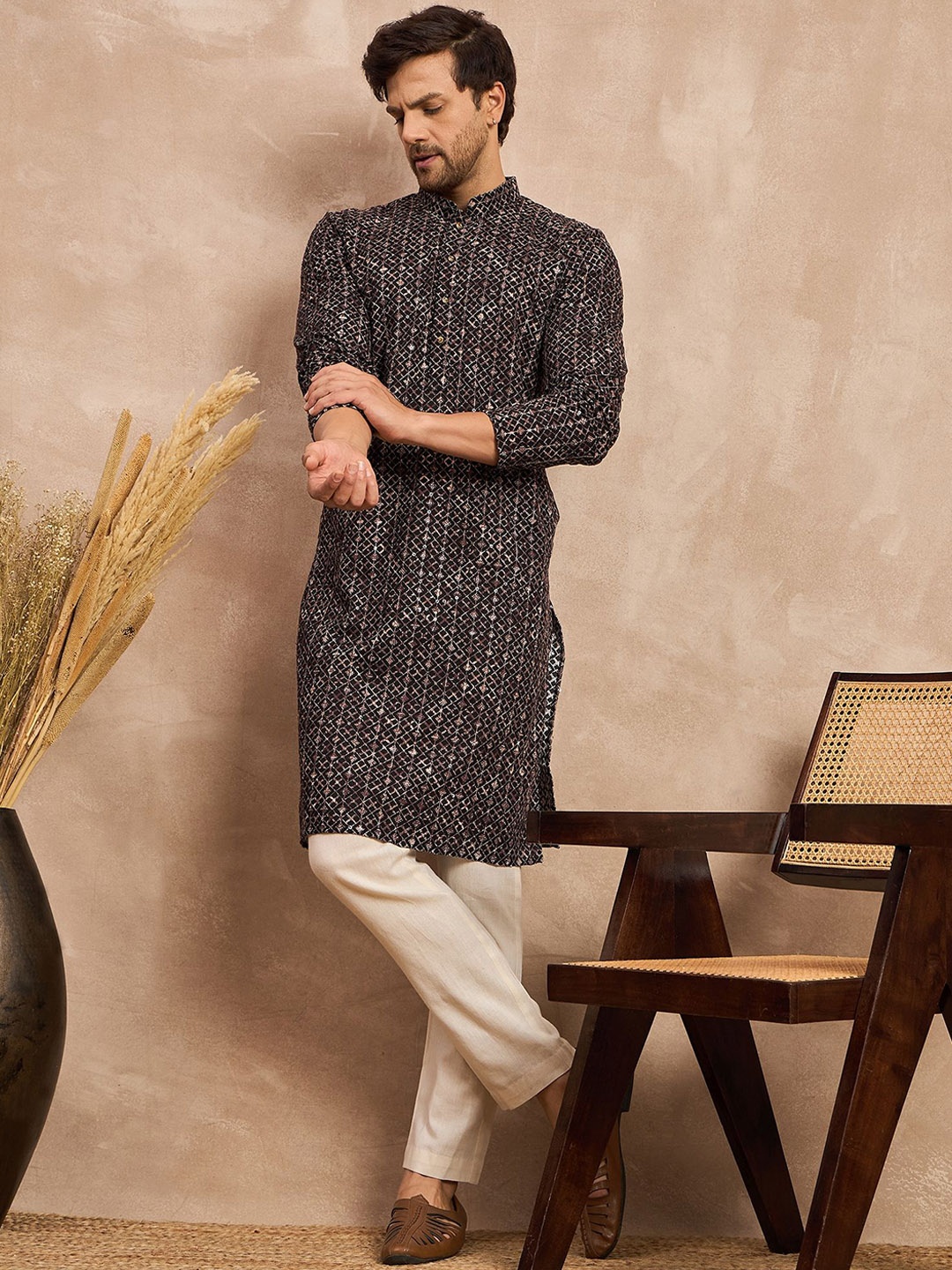 

House of Pataudi Men Geometric Embroidered Kurta, Black