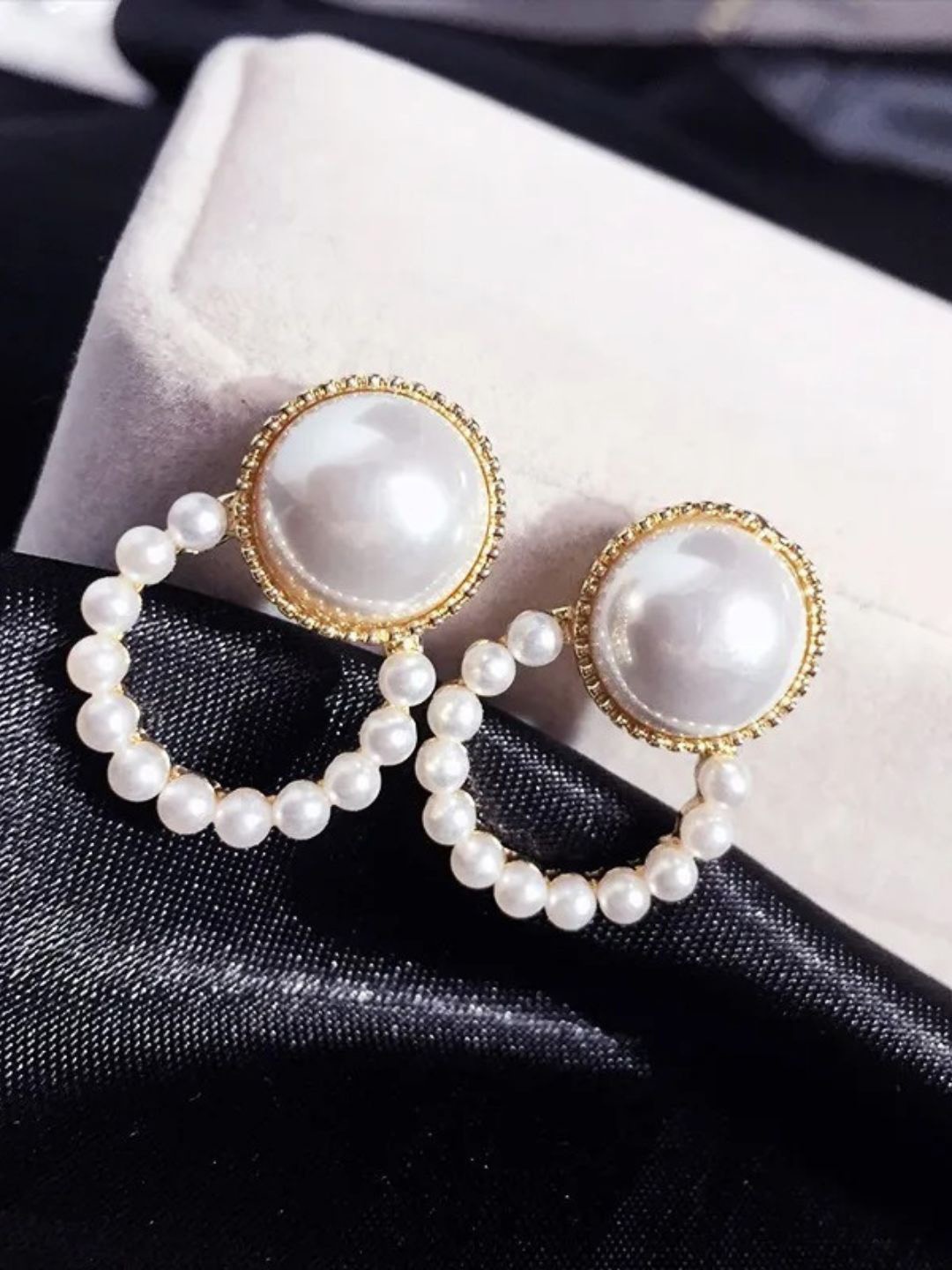 

Pinapes Set of 2 Gold-Plated Geometric Artificial Beaded Drop Earrings, White