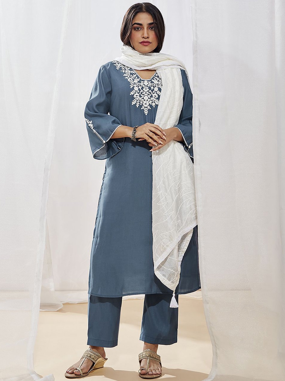 

VASTRAMAY Floral Embroidered Thread Work V-Neck Kurta with Trouser & Dupatta, Blue