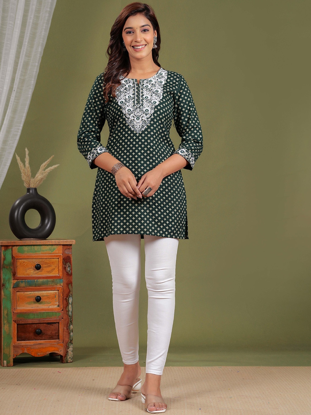 

STYLE ANGEL Women Floral Embroidered Thread Work Kurta, Green