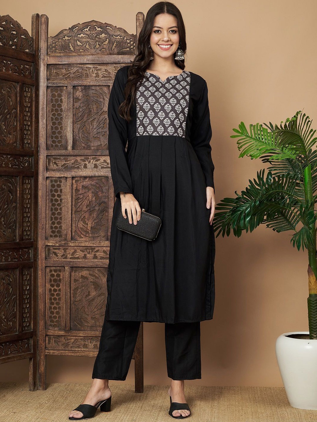 

HETVI CREATION Ethnic Motifs Printed Pleated Straight Kurta With Trousers, Black