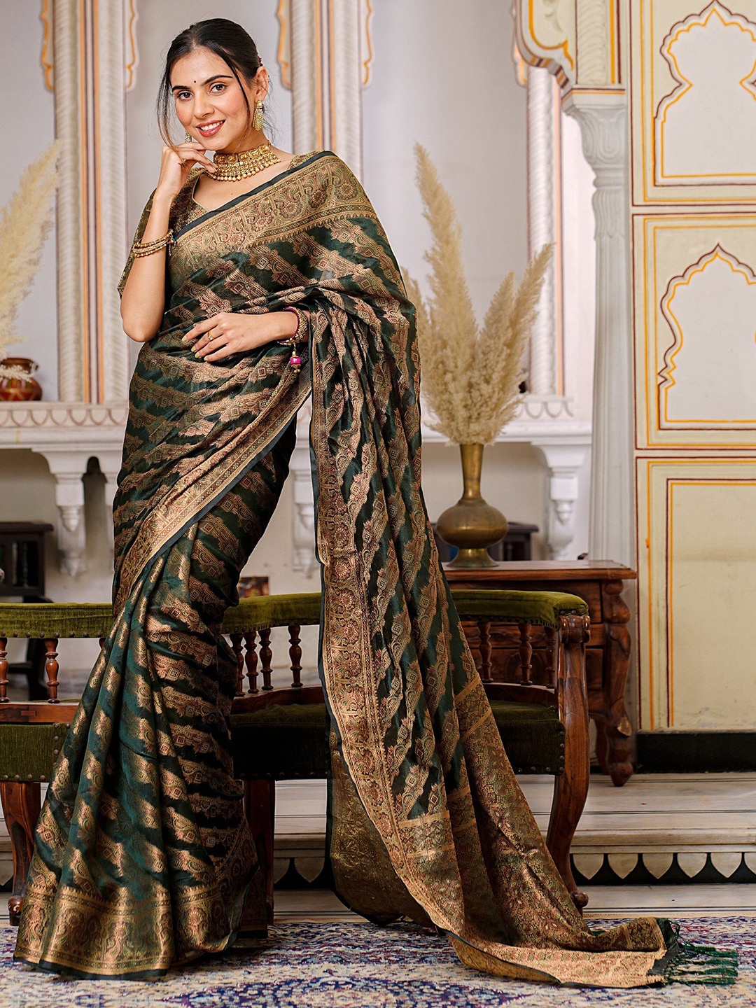 

AWRIYA Woven Design Zari Banarasi Saree, Black