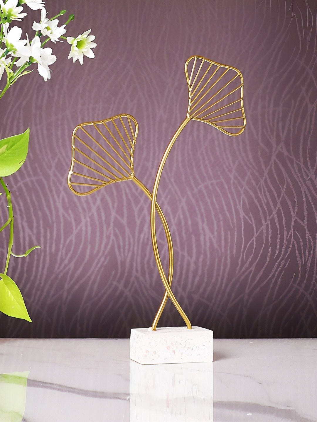 

TAYHAA Gold-Toned Metal Patterned Leaves Showpiece