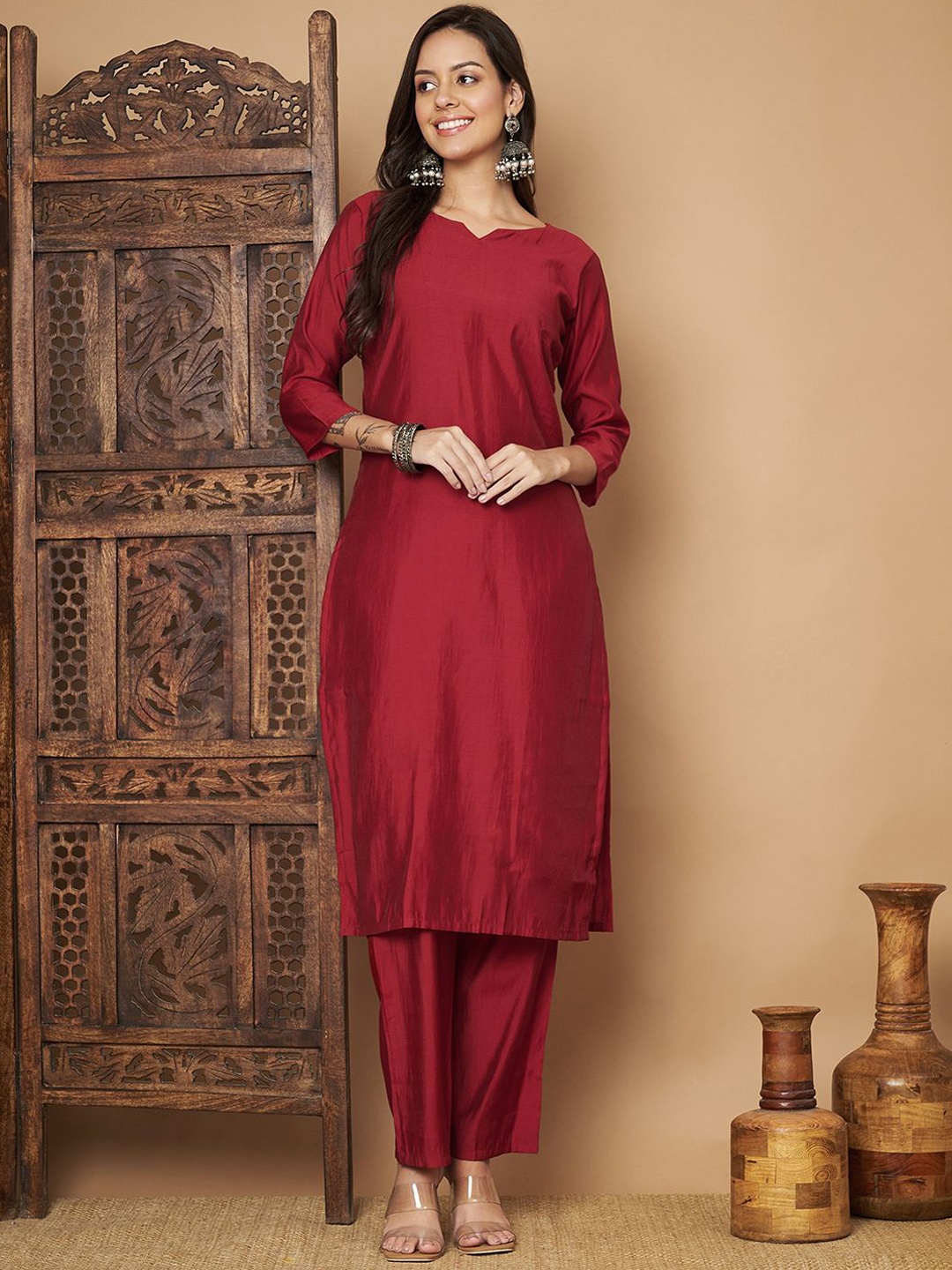 

HETVI CREATION Notch Neck Straight Kurta With Trousers, Maroon