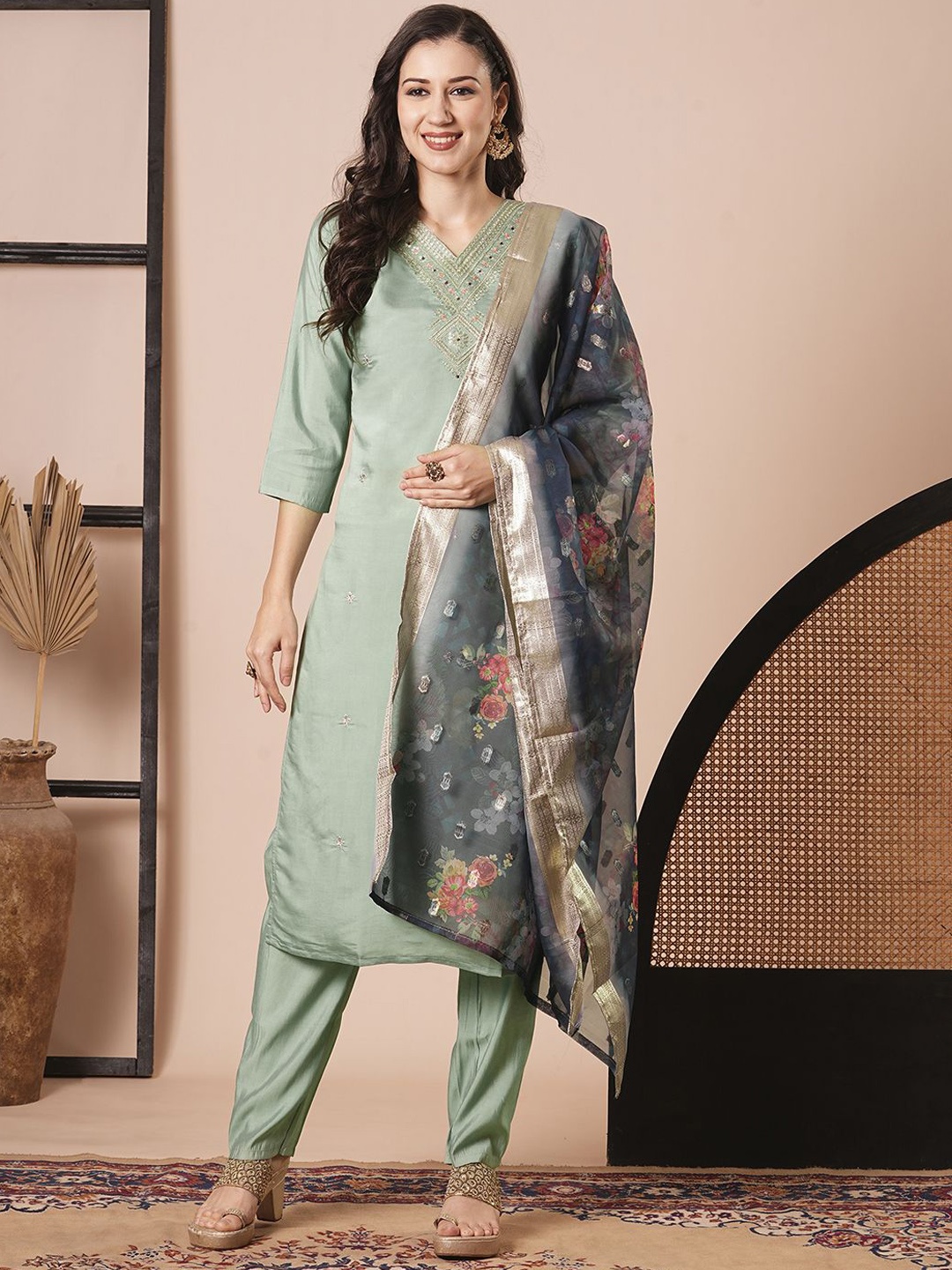 

KAYOMMI Ethnic Motifs Embroidered Chanderi Silk Straight Kurta with Pyjamas & With Dupatta, Green