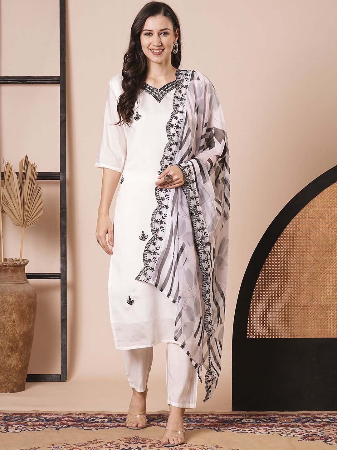 

KAYOMMI Ethnic Motifs Printed Chanderi Silk Straight Kurta with Pyjamas & With Dupatta, White