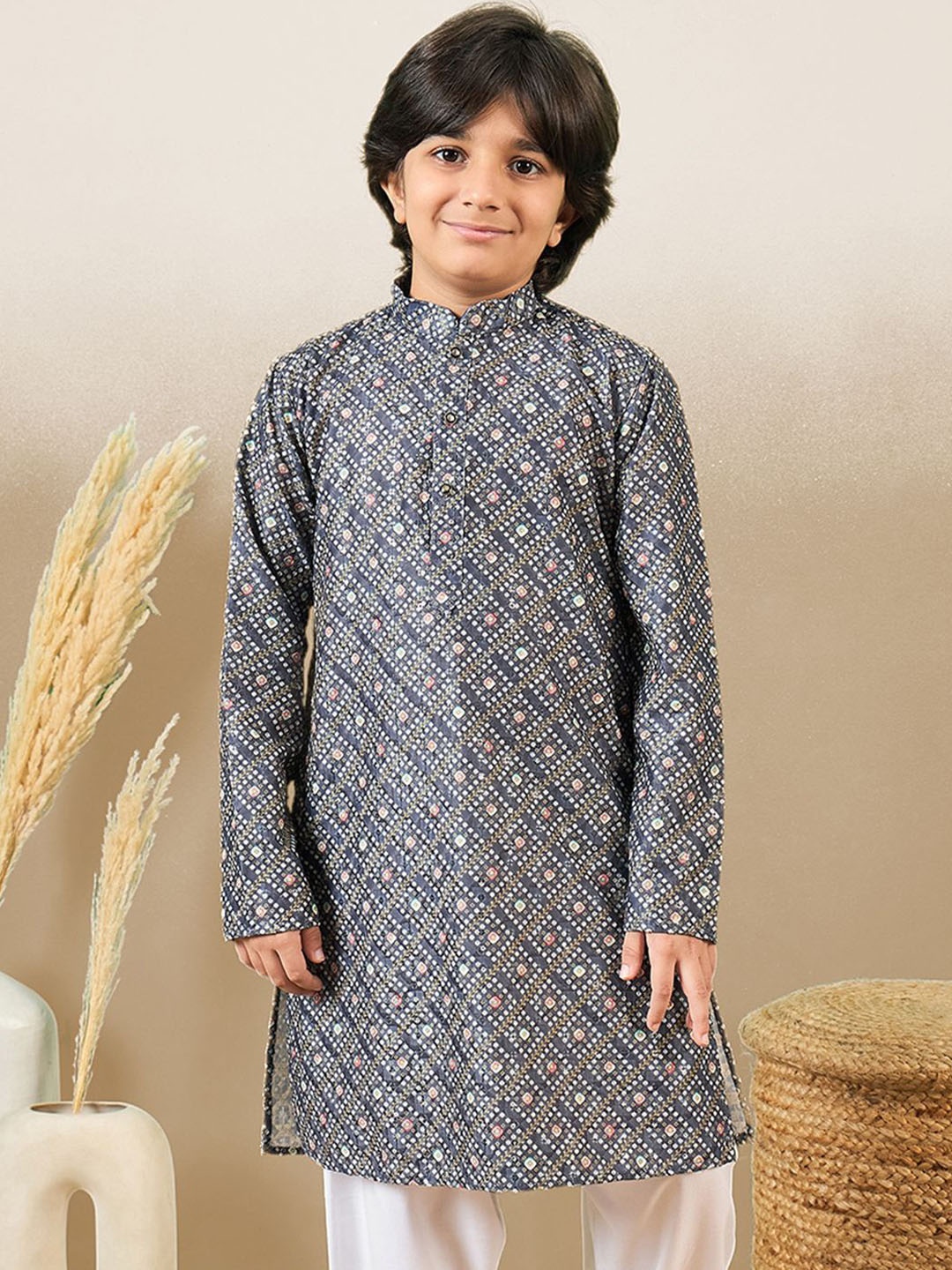 

YK Boys Cotton Sequins Printed Mandarin Collar Long Sleeves Kurta, Grey