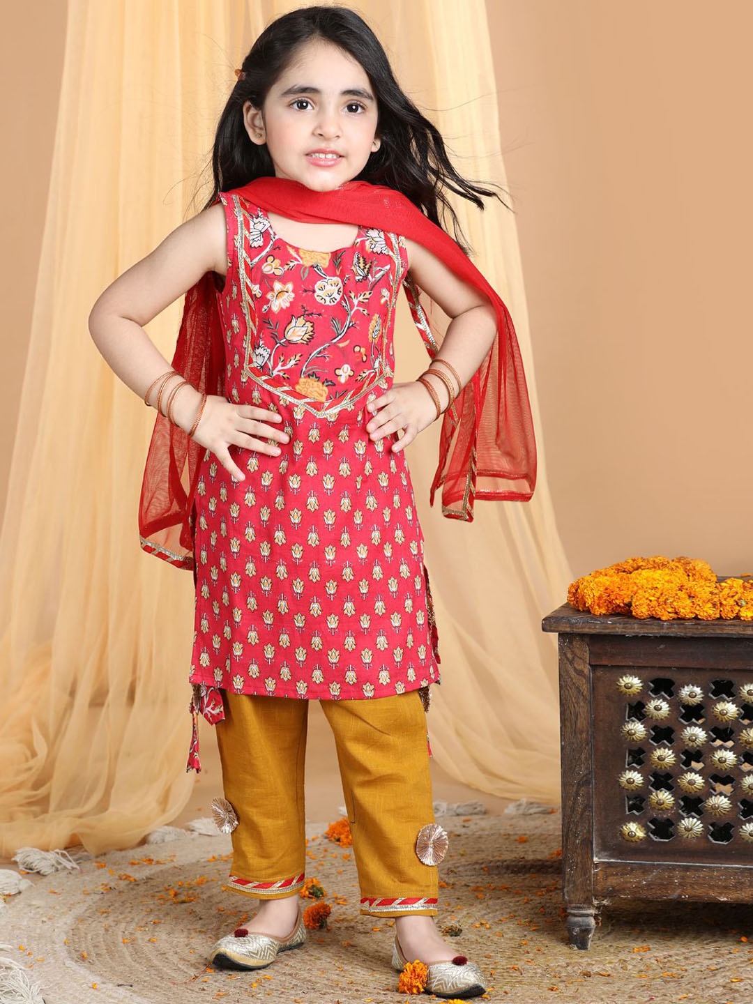 

Here&Now X Kinder Kids Girls Floral Printed Round Neck Gotta Patti Pure Cotton Kurta Set, Red