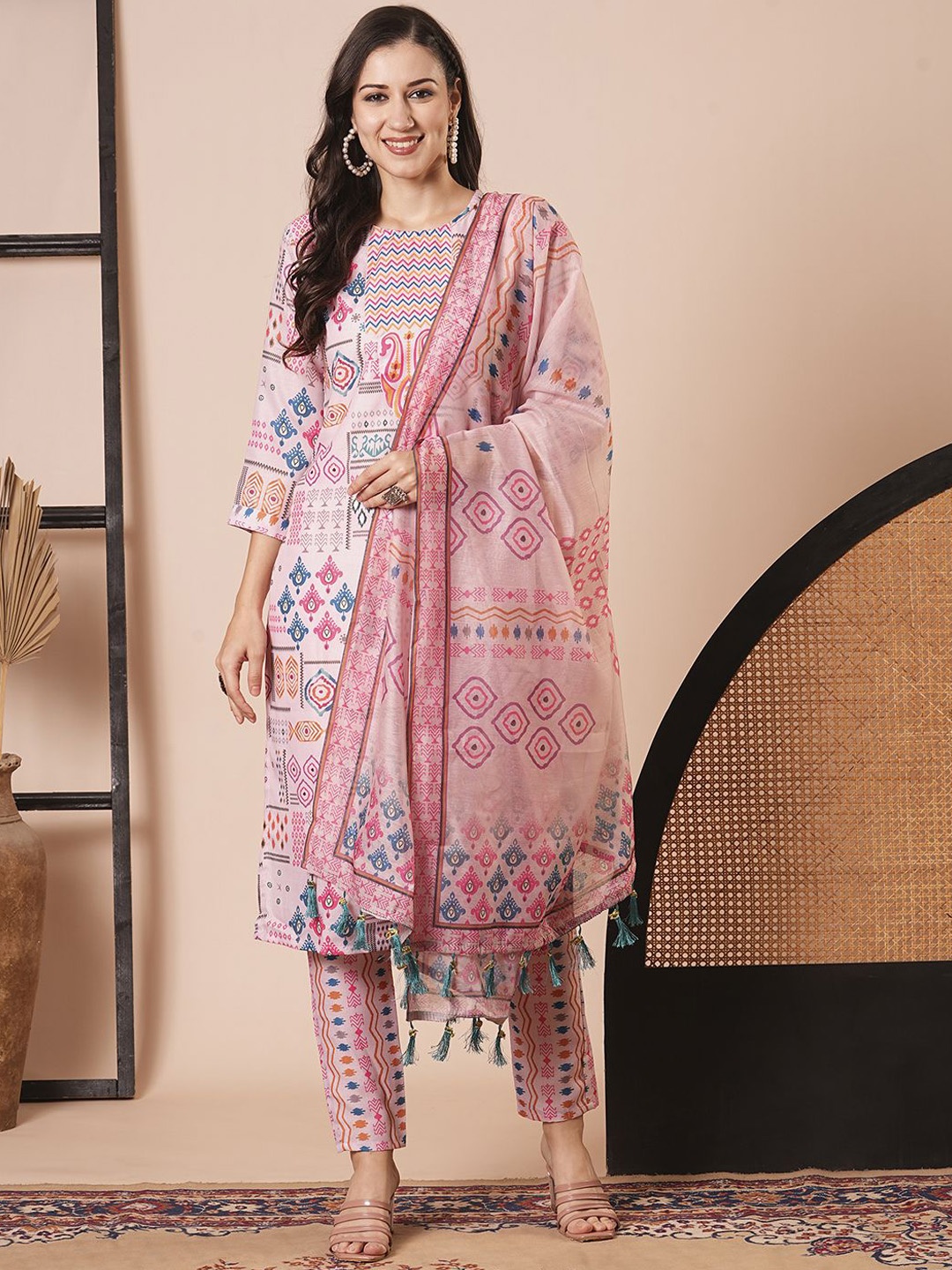 

KAYOMMI Ethnic Motifs Printed Straight Kurta with Pyjamas & With Dupatta, Pink