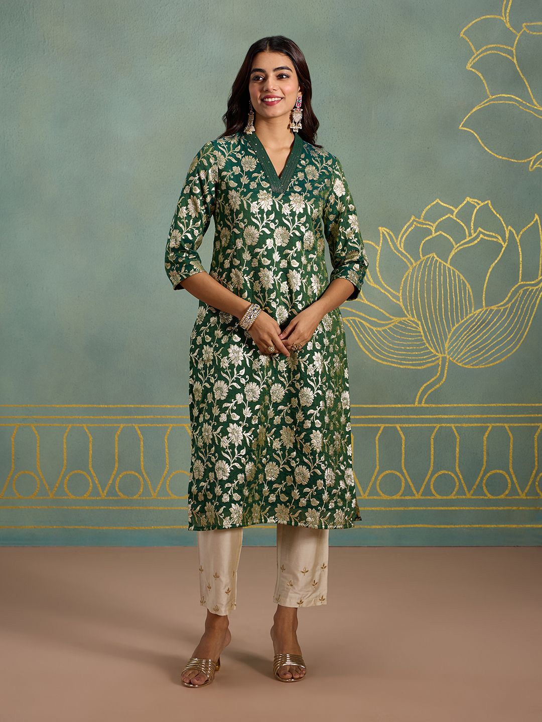 

Likha Floral Woven Design V-Neck Sequinned Straight Kurta, Green