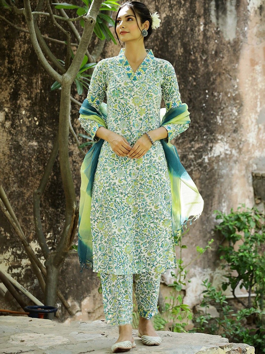 

GoSriKi Women Floral Printed Regular Kurta with Palazzos & With Dupatta, Green