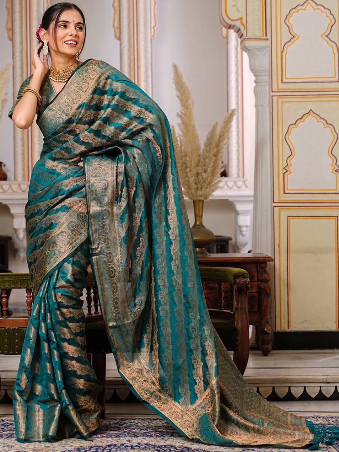 

AWRIYA Woven Design Zari Organza Banarasi Saree and unstitched blouse piece, Teal