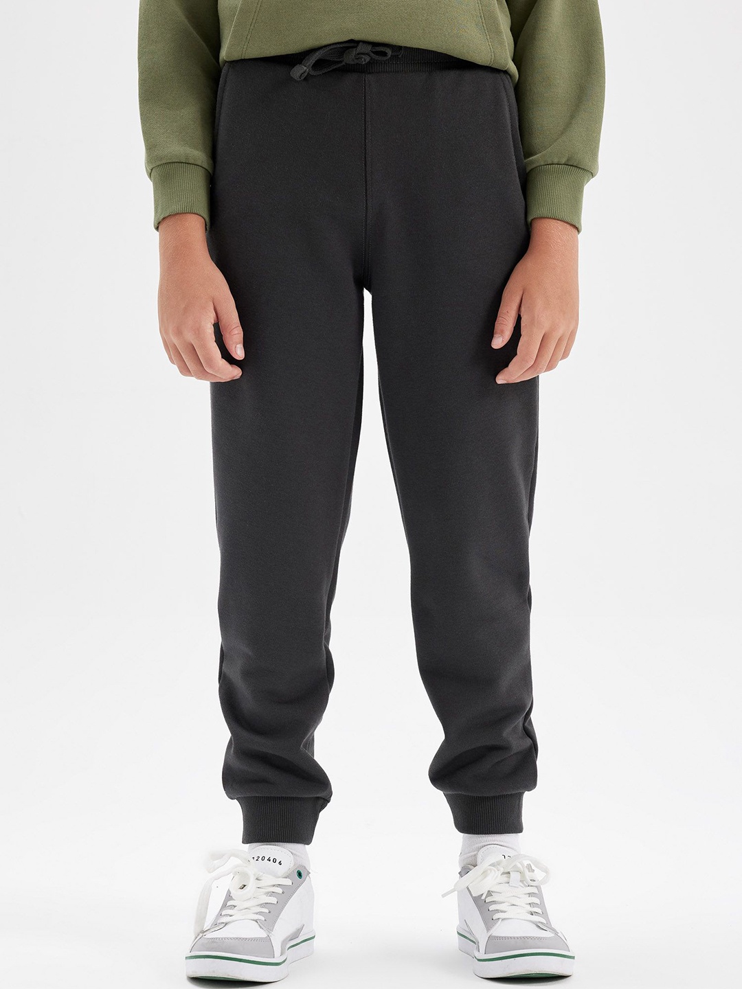 

DeFacto Boys Solid Regular Fit Mid-Rise Joggers Trousers, Black