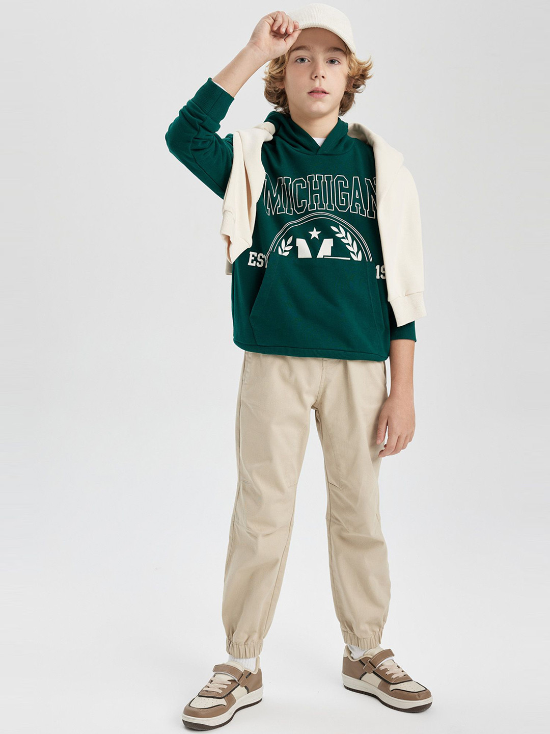 

DeFacto Boys Solid Mid-Rise Chinos Trousers, Beige