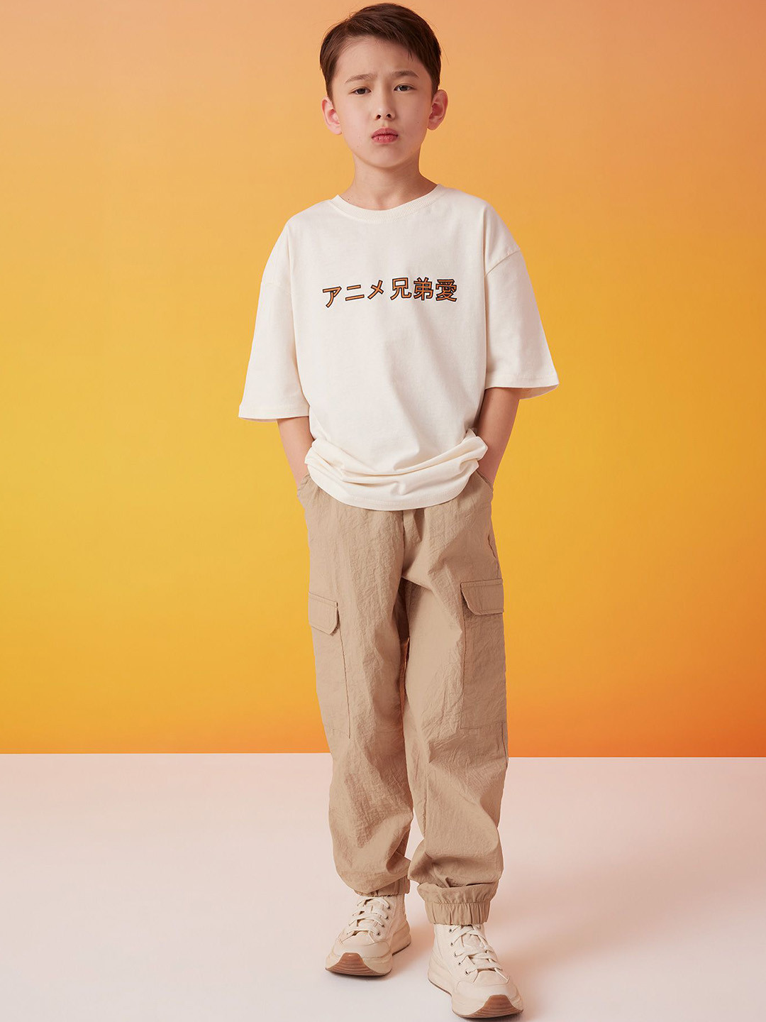 

DeFacto Boys Solid Regular Trousers, Na